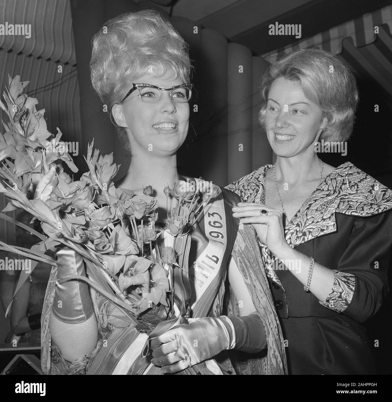 Mlle Bril 1963 élection. Jenny de Knegt d'Amsterdam est un gagnant Date 30 mai 1963 Lieu Amsterdam, Noord-Holland Banque D'Images