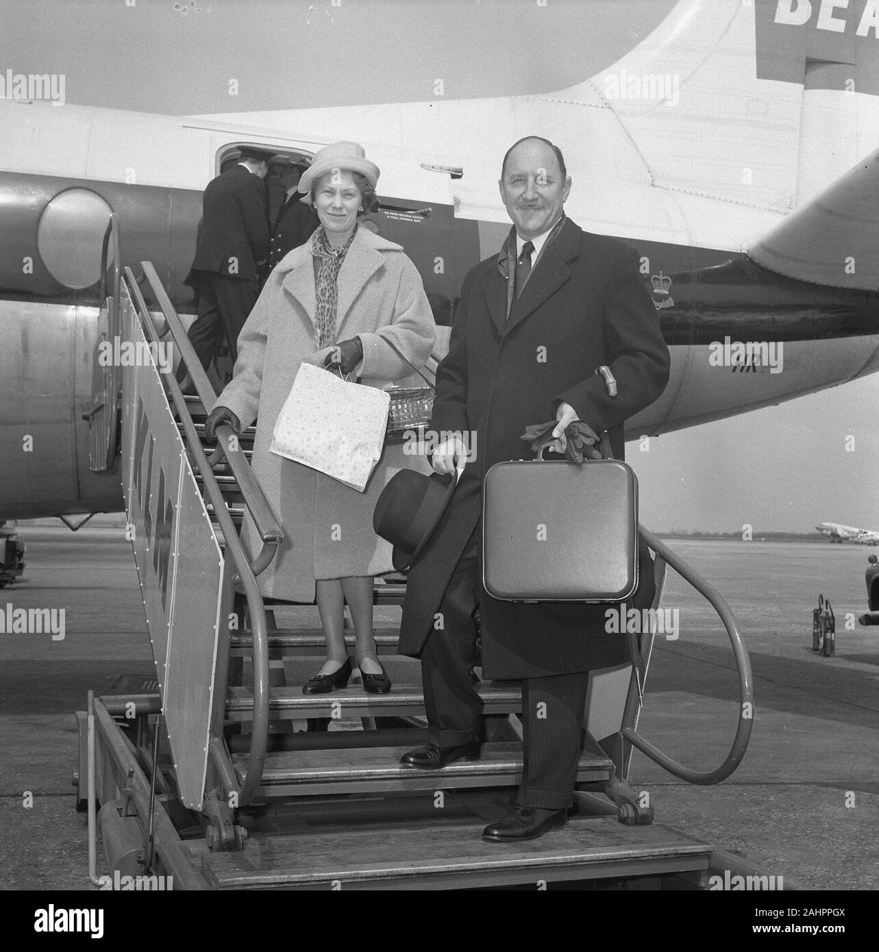 Ministre pour l'Islande gauche lun avec son épouse, de l'aéroport de Schiphol. Ministre Lun et épouse Date 15 mai 1963 Banque D'Images