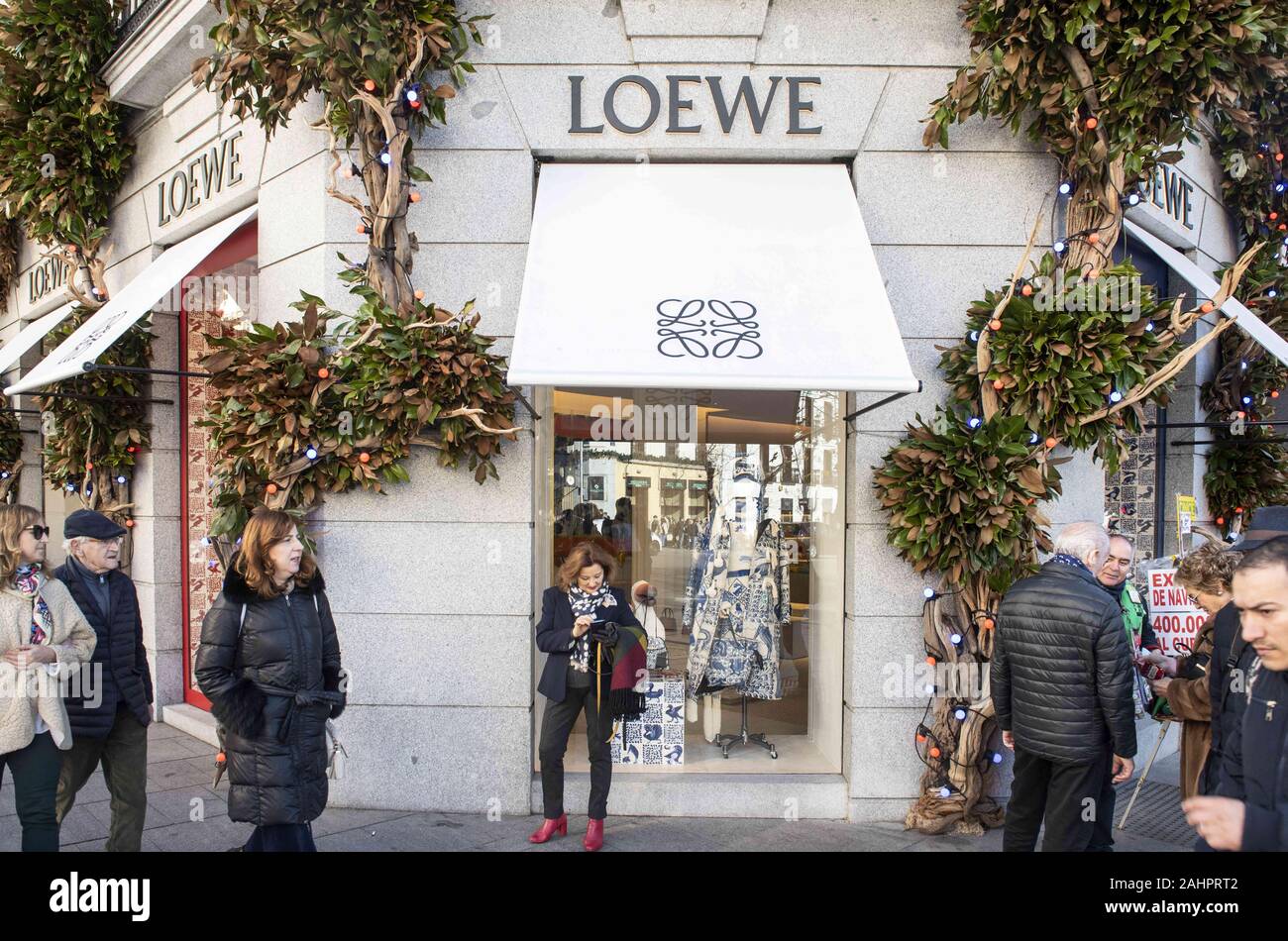 L'Espagne. 28 Dec, 2019. Vêtements et accessoires de luxe espagnol marque  Loewe store vu en Espagne. Budrul Chukrut Crédit : SOPA/Images/ZUMA/Alamy  Fil Live News Photo Stock - Alamy