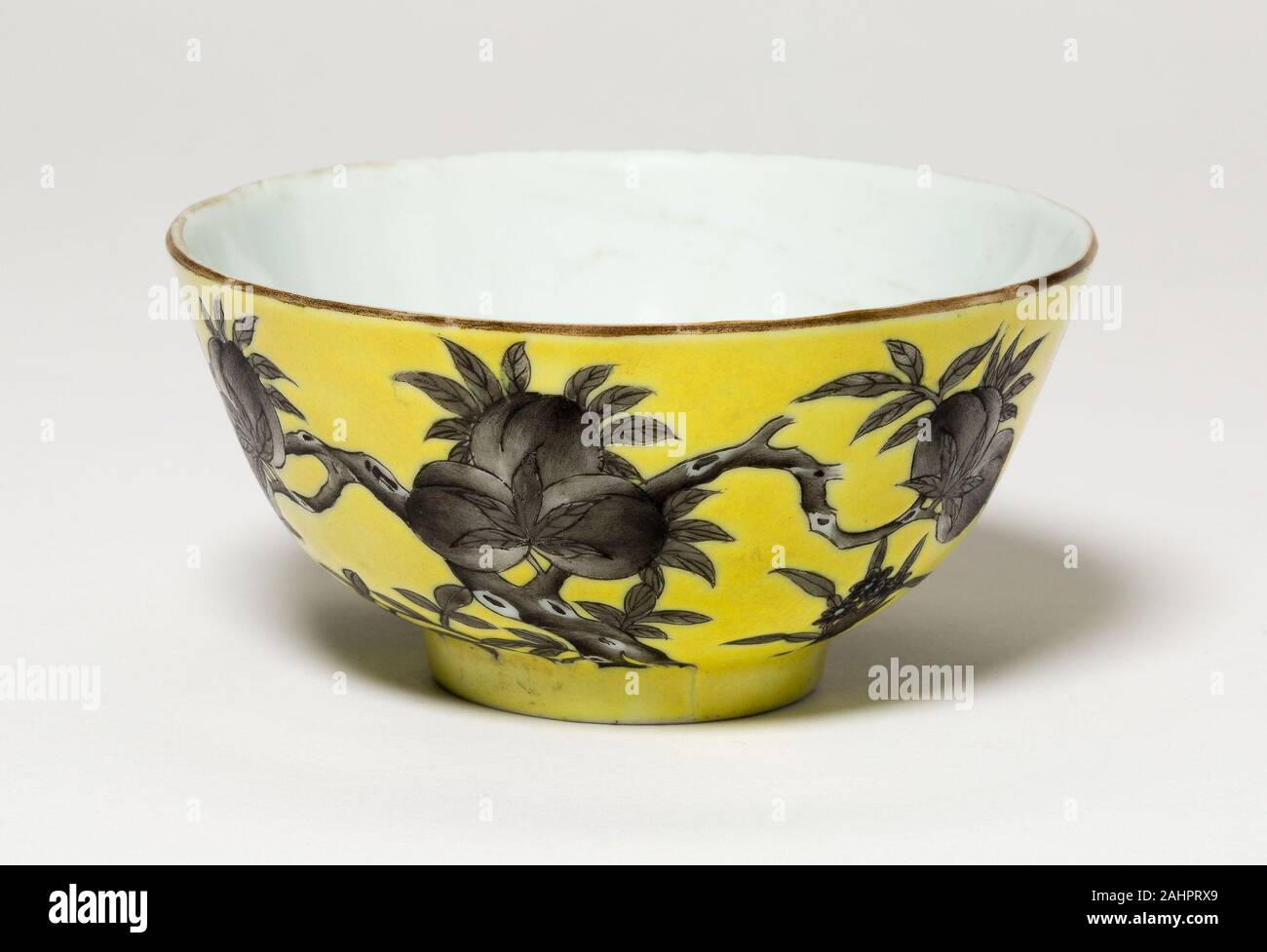 Tasse avec des pêches. 1889-1899. La Chine. Porcelaine peinte en émaux overglaze Banque D'Images