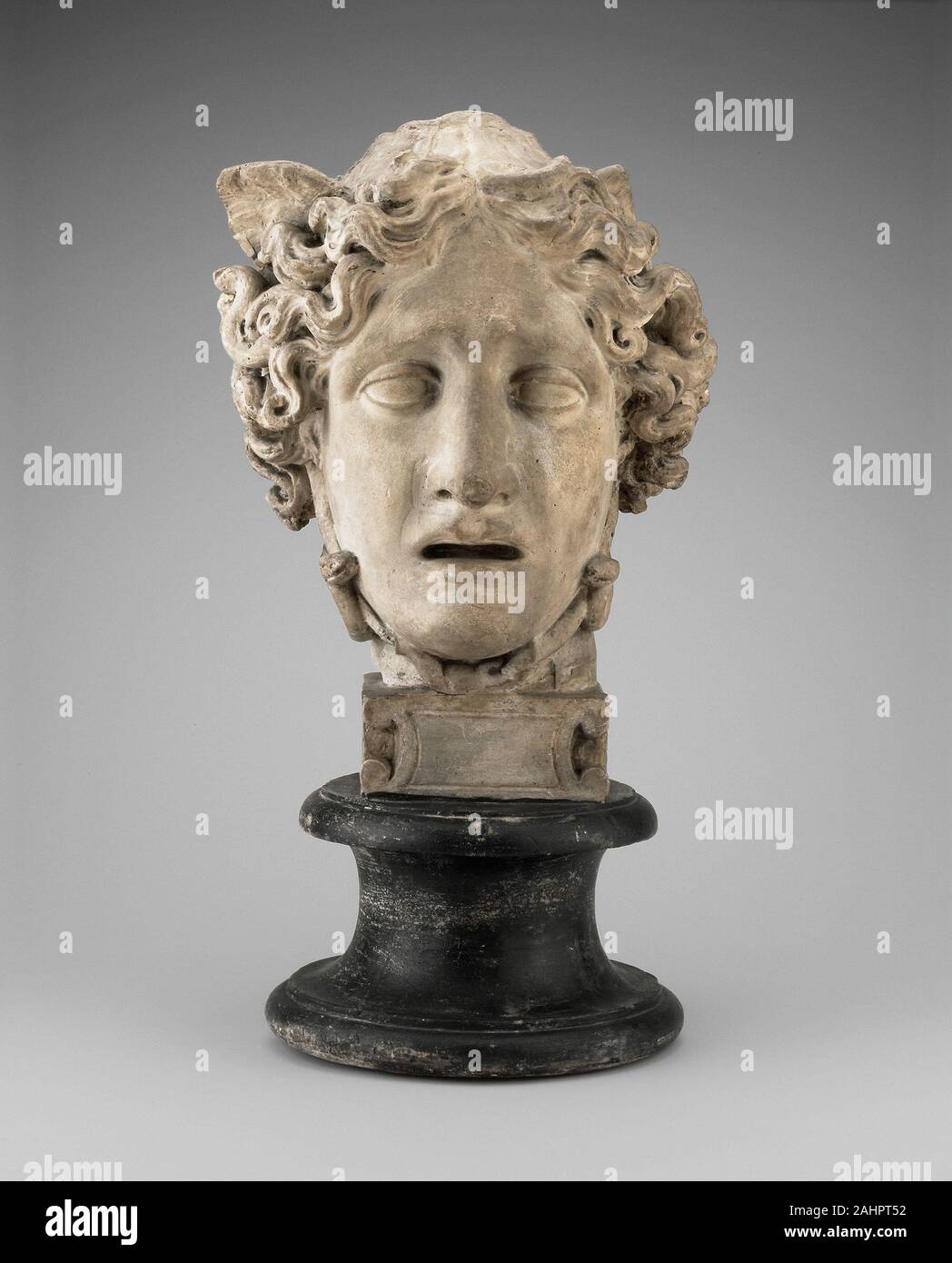 Antonio Canova. Tête de Méduse. 1796-1806. L'Italie. Plâtre le grand sculpteur néoclassique Antonio Canova a dominé la scène artistique à Rome à la fin du 19ème siècle. Ce buste représente une étude partielle de sa statue en marbre Persée tenant la tête de Méduse (1797-1801). La face de Méduse, un monstre de la mythologie grecque, avait le pouvoir de n'importe qui qui regarde petrify il. Canova a exprimé l'horreur de l'apparence de la Méduse et son agonie dans cette tête décapitée. Le sculpteur modélisé dans un premier temps le travail de l'argile, puis faire un moule en plâtre. Cela a préservé la fraîcheur d'un Banque D'Images