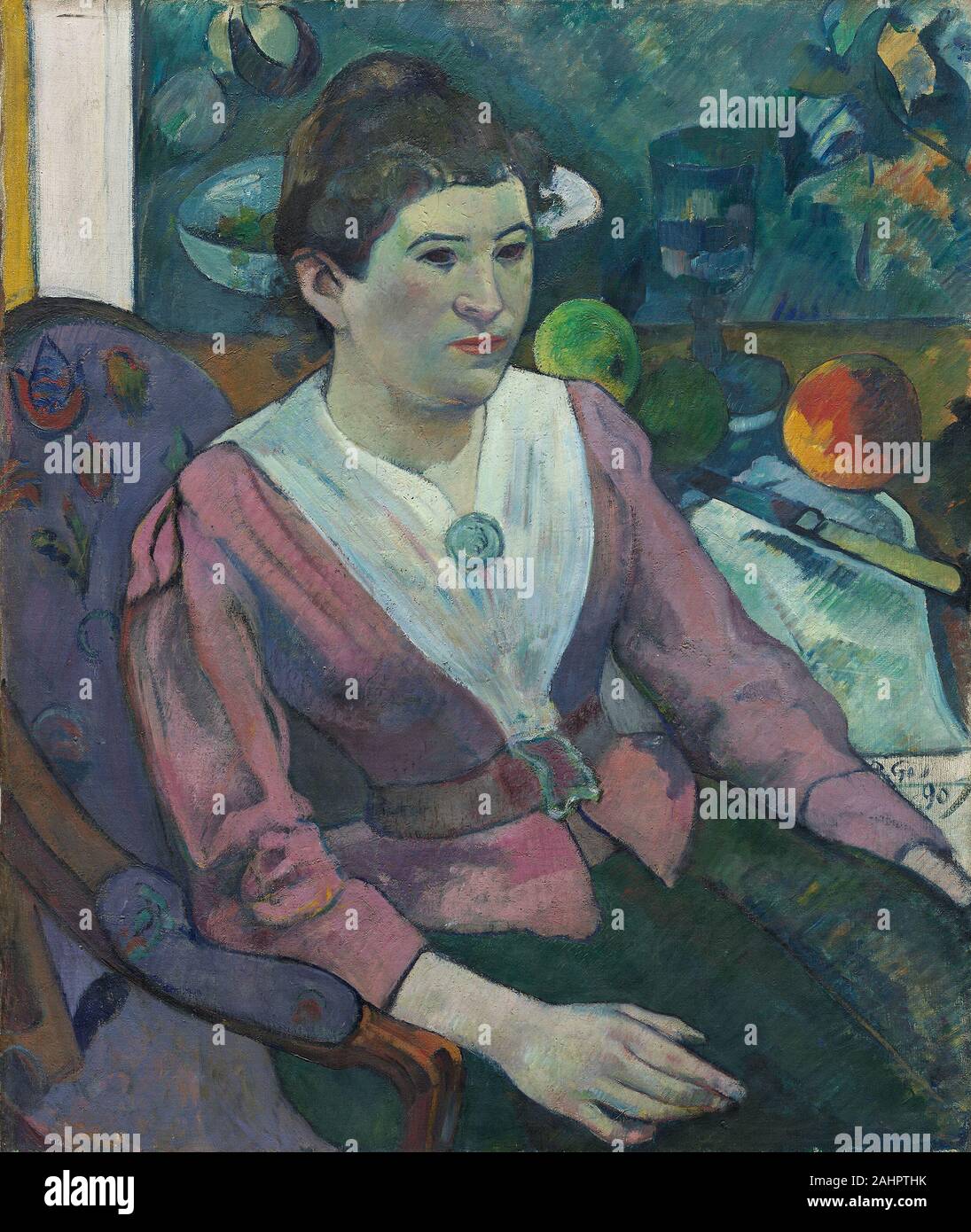 Paul Gauguin. Femme en face d'une nature morte de Cézanne. 1890. La France. Huile sur toile de lin dans ce travail, une femme non identifiée s'assoit en face de Paul Cézanne, 1879-80 Still Life with Fruit Dish, maintenant au Museum of Modern Art, New York. La peinture a été une partie de Paul Gauguin's propre collection, et ici il proprietarily a signé son nom sur son cadre blanc. Des cinq ou six Cézannes qu'il a acquis tout en un banquier, c'était celui qu'il a affirmé qu'il ne serait jamais partie avec, "sauf cas d'extrême nécessité." (il finit par la vendre pour payer un traitement médical à Tahiti.) Bien qu'e Banque D'Images