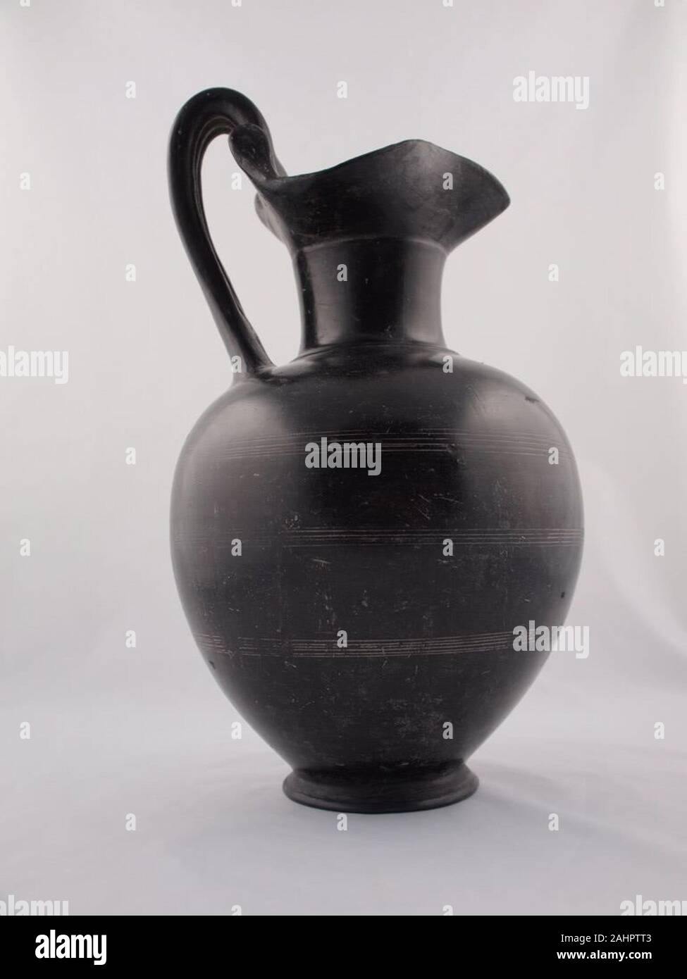 Anciens sites étrusques. Oinochoe (Pitcher). 550-500 av. J.-C.-B. L'Etruria. terre cuite, Bucchero sottile ware cette cruche de vin est appelé un oinochoe, une combinaison de la partie oînos, vin et khé ?, je verse . Le glaçage noir brillant est le résultat d'une technique inventée par les Étrusques, une puissante civilisation antique dans l'Italie antique - près de toscane moderne - avec lesquels les Grecs régulièrement négociés. La poterie noir brillant plus tard connu sous le nom de Bucchero ware a été faite à partir du 7e siècle à la fin du Ve siècle avant J.-C.. Produits sur le marché intérieur et sur les usages funéraires, Bucchero ware était populaire localement et à travers le Banque D'Images