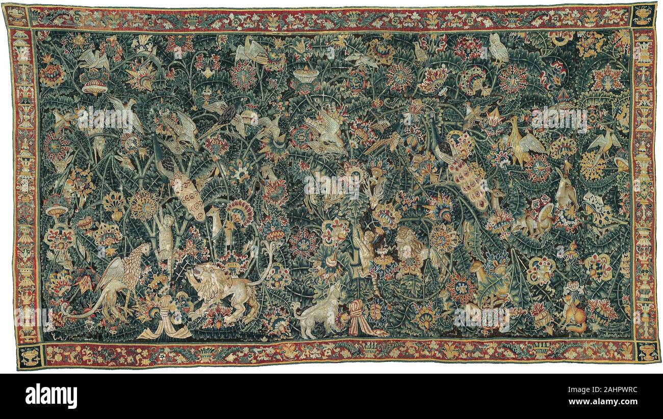 Verdure grande feuille avec les animaux et les oiseaux. 1525-1550. Sud des Pays-Bas. La laine, fente, seul, aronde et verrouillage double tissage de la tapisserie cette tapisserie riche visuellement est rempli par de grandes feuilles, fleurs aux couleurs vives, et la liquidation des pousses, un style connu sous le nom de grande feuille verdure. De nombreux animaux fantastiques et réel - y compris les faucons, griffons, lions, singes, paons, faisans, licornes et volée, cacher, et la perche au milieu de la verdure de la plantes purement imaginaires. Seule une poignée de tapisseries avec les mêmes animaux et la composition sont connues, bien que le même grand motif de feuilles a été utilisé pour la ba Banque D'Images
