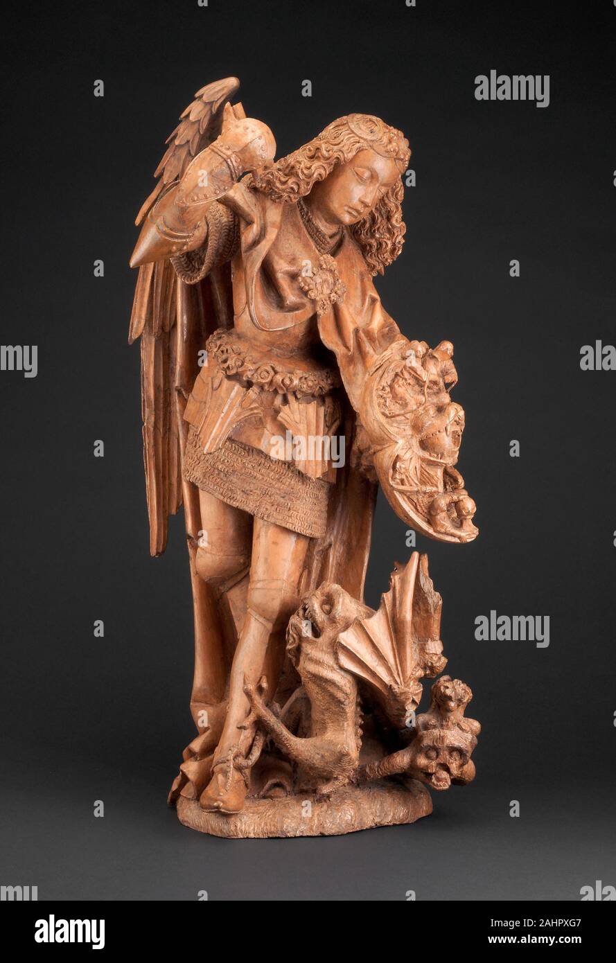 Saint Michel et le Diable. 1470-1505. Séville. Le peuplier, anciennement doré et polychromé Saint Michael a été l'un des sept archanges de Dieu dans l'Ancien Testament, et il a dirigé l'armée céleste contre les ennemis de Dieu dans le livre de révélation. Cette sculpture représente Michael's bataille contre Satan, qui se trouve à ses pieds, transpercé par la lance du saint. Ce sujet aurait inévitablement été associées à l'espoir du salut, depuis Saint Michel est souvent représenté pesant les âmes des bienheureux et les damnés dans les images du jugement dernier. Cette sculpture en bois est un exemple puissant de la Banque D'Images