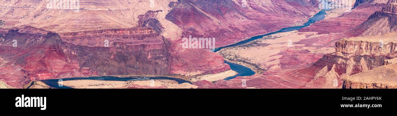 Une vue panoramique de la rivière Colorado et le tissage à travers les vallées du Grand Canyon au terrain accidenté Moran Point. Banque D'Images