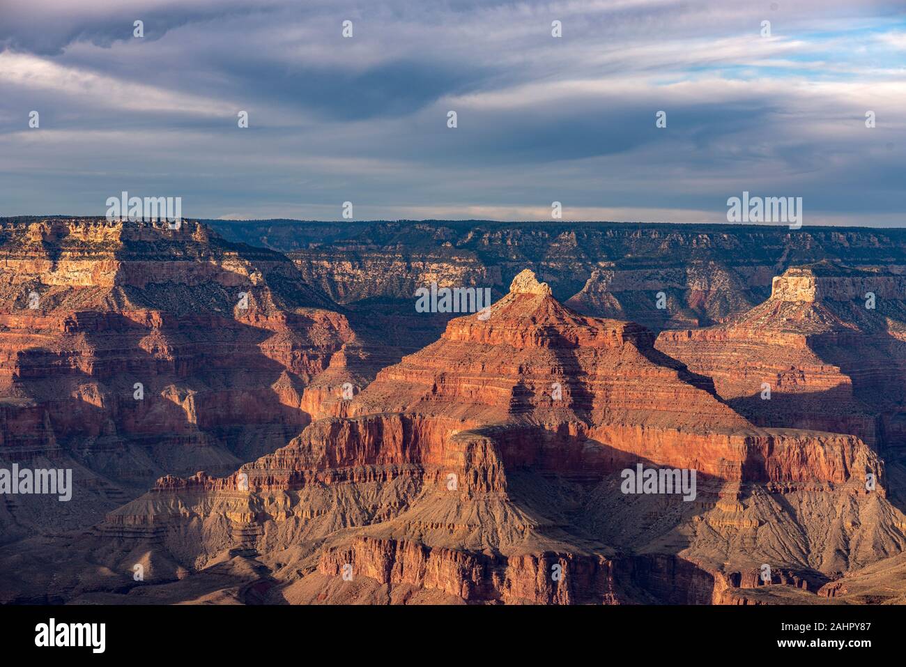 Une vue de l'accidenté, mais magnifique Grand Canyon National Park lors d'un coucher de soleil spectaculaire met en évidence les détails complexes des crêtes et des formations un Banque D'Images