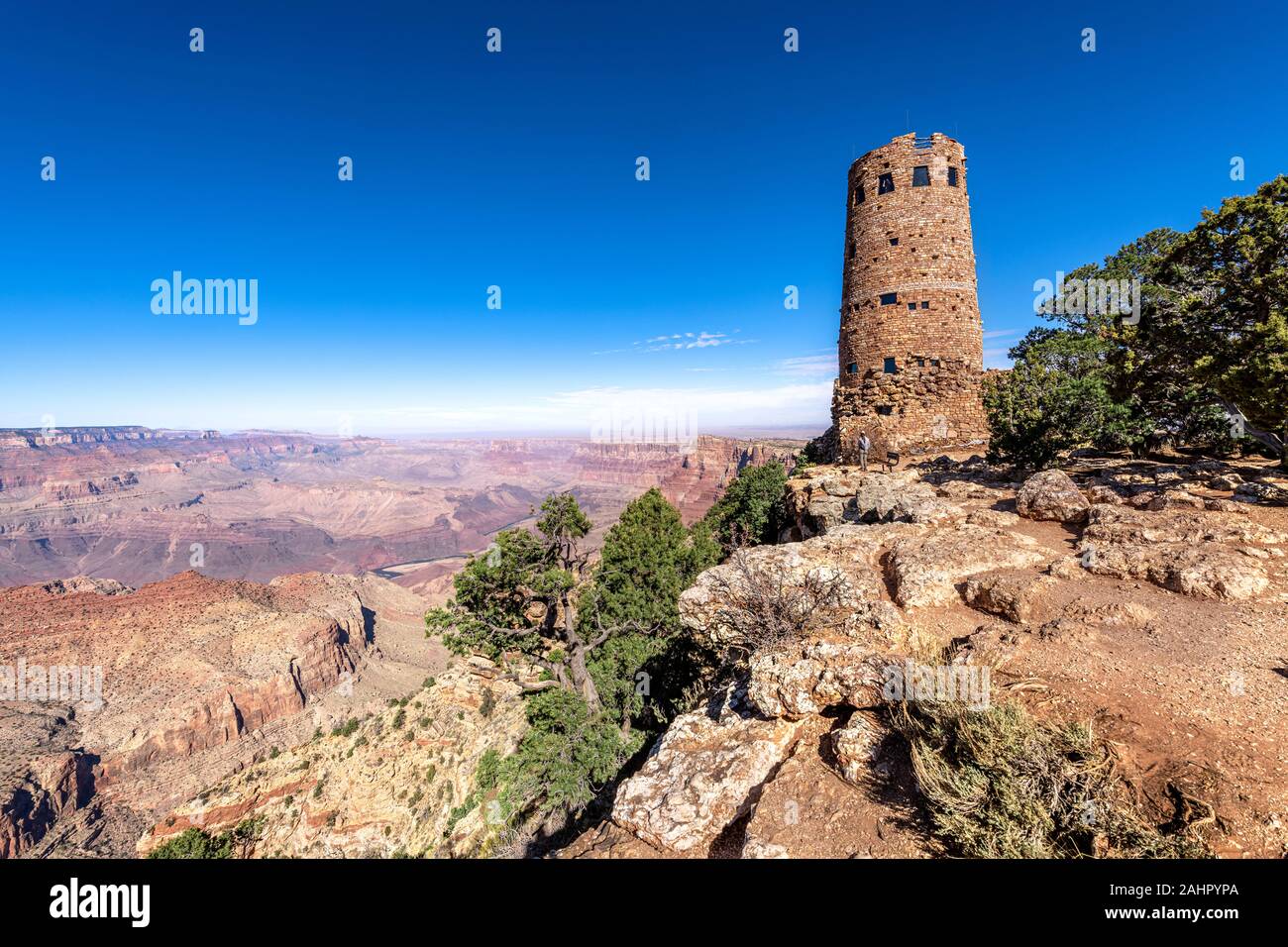 Une vue panoramique sur les montagnes de Grand Canyon Desert View Watchtower formulée contre un ciel bleu. Banque D'Images