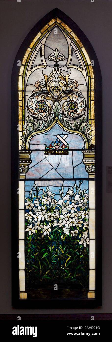 Louis Comfort Tiffany. Nénuphars (Memorial). Fenêtre Corey 1892-1895. Verre Favrile au plomb Ce mémorial fenêtre, dédié à Francis Edwin Corey et son épouse, Vernera Leonard Corey, est l'un des nombreux que Louis Comfort Tiffany Tiffany Glass and Decorating Company conçu pour le Christ de l'Église épiscopale réformée à Chicago. Tiffany utilisé lis dans ses vitraux d'un certain nombre de fois ; l'Coreys peut avoir été inspiré à cette commission par le design bien connus du domaine des lys fenêtre dans Tiffany's chapelle en 1893 World's Columbian Exposition de Chicago. Les lis ont été également jugé approprié Banque D'Images