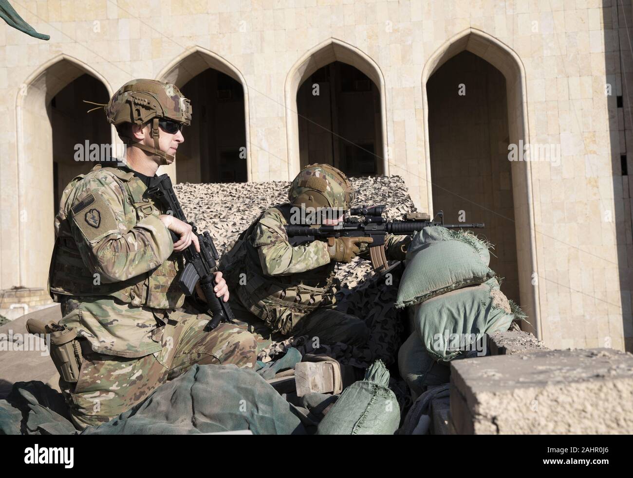 Bagdad, Iraq. 31 Dec, 2019. Les soldats de l'Armée américaine à partir de la 1ère Brigade, 25e Division d'infanterie, l'homme, tâche Force-Iraq positions défensives à base d'Union européenne III, à Bagdad, l'Iraq, le 31 décembre 2019. Des dizaines de partisans de la milice chiite irakien en colère ont fait irruption dans l'ambassade américaine à Bagdad, mardi, après avoir pulvérisé une porte principale et de mettre le feu à une aire de réception. Photo par le Major Charlie Dietz/U.S. Crédit : l'armée/UPI UPI/Alamy Live News Banque D'Images