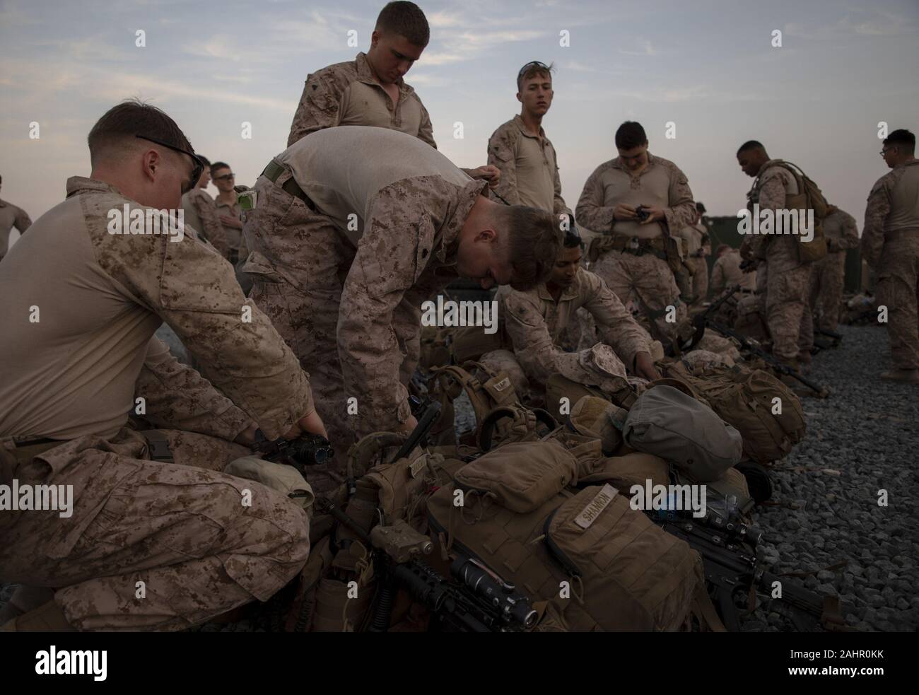 Le Koweït. 31 Dec, 2019. Les Marines américains affectés à des fins spéciales Groupe Force-Crisis Response-Central air-sol marin (SPMAFTF-CR-CC) 19.2, préparation au déploiement du Koweït à l'appui d'une mission d'intervention en cas de crise à Bagdad, l'Iraq, le 31 décembre 2019. Le SPMAGTF-CR-CC est conçu pour se déplacer avec rapidité et précision à l'appui des opérations dans tout le Moyen-Orient. Photo par le Sgt. Robert Gavaldon/U.S. Marine Corps/UPI UPI : Crédit/Alamy Live News Banque D'Images