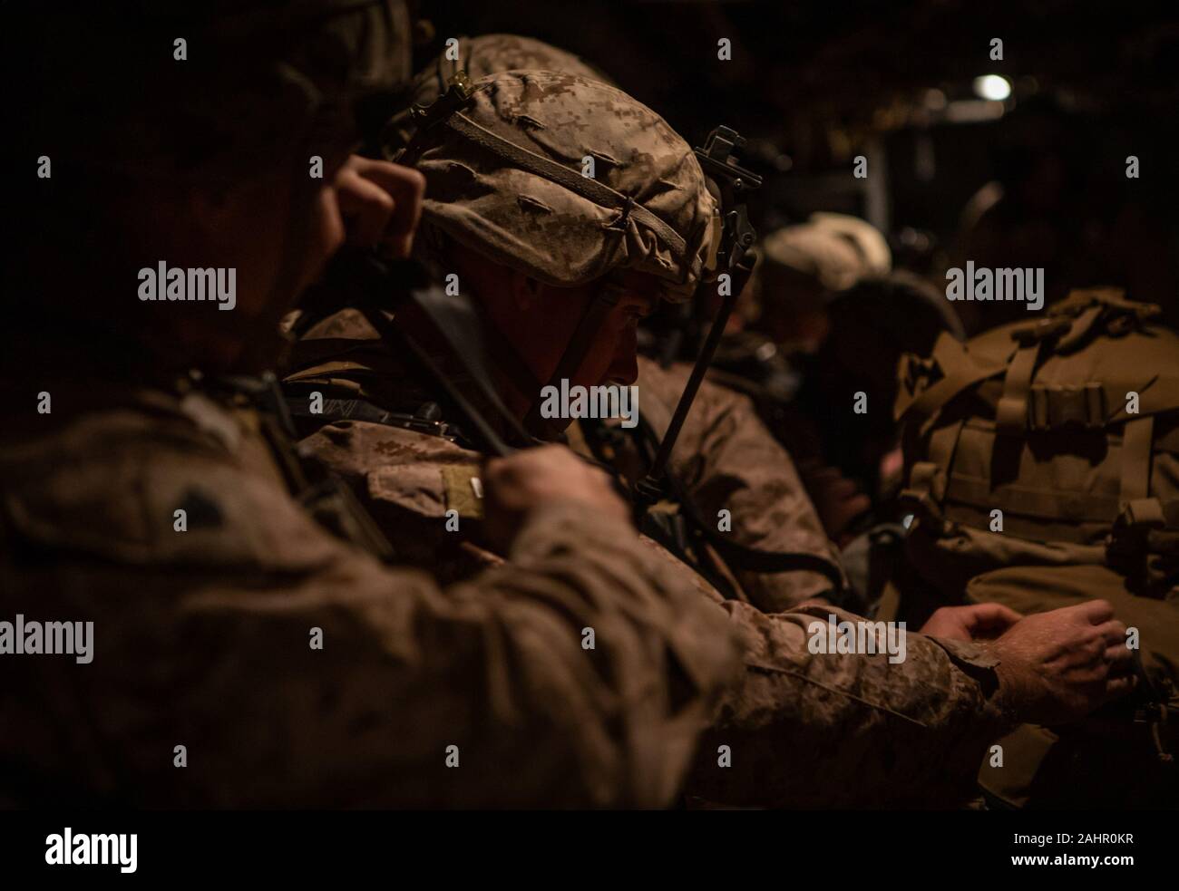 Le Koweït. 31 Dec, 2019. Les Marines américains affectés à des fins spéciales Groupe Force-Crisis Response-Central air-sol marin (SPMAFTF-CR-CC) 19.2, préparation au déploiement du Koweït à l'appui d'une mission d'intervention en cas de crise à Bagdad, l'Iraq, le 31 décembre 2019. Le SPMAGTF-CR-CC est conçu pour se déplacer avec rapidité et précision à l'appui des opérations dans tout le Moyen-Orient. Photo par le Sgt. Robert Gavaldon/U.S. Marine Corps/UPI UPI : Crédit/Alamy Live News Banque D'Images