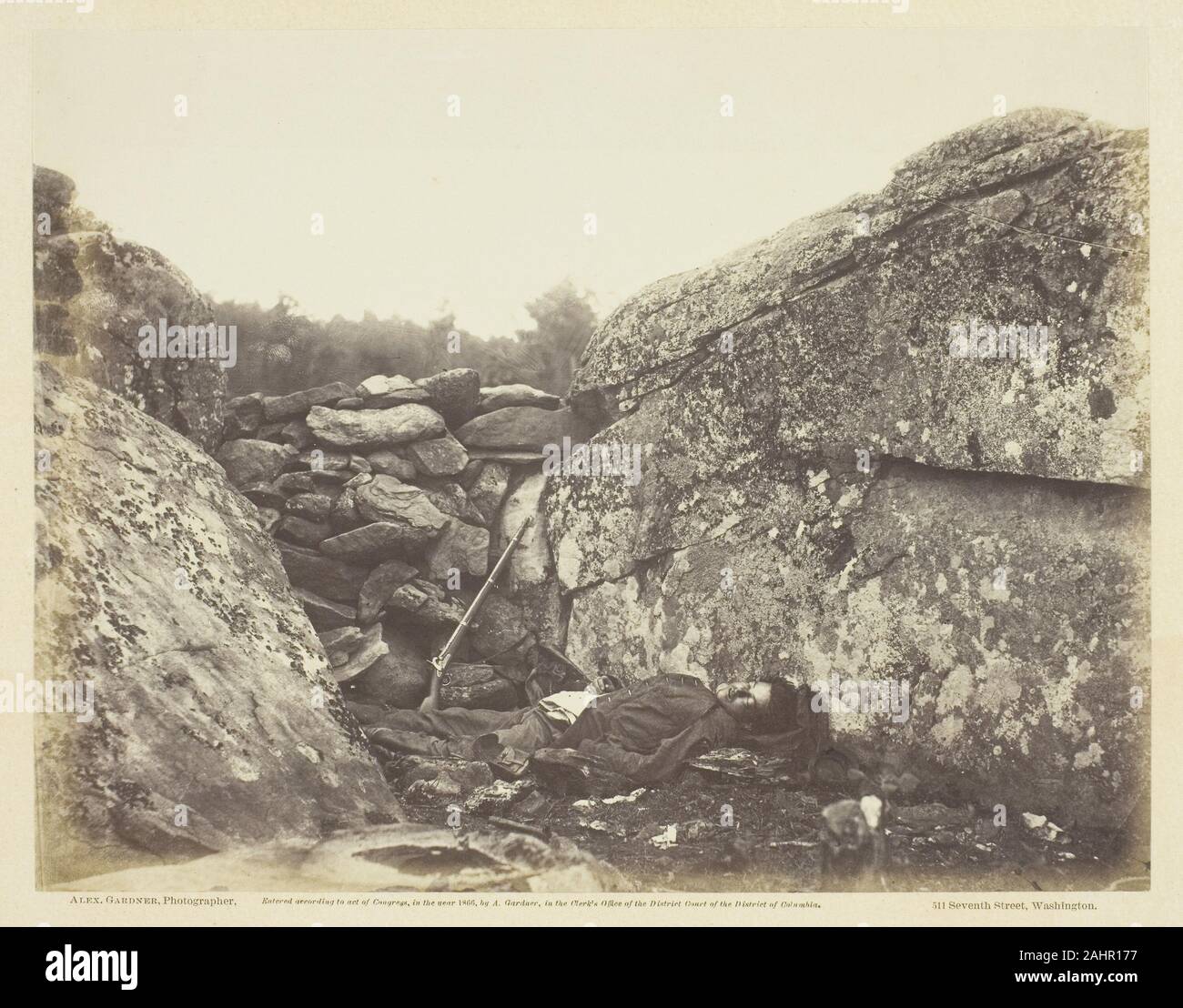 Alexander Gardner. Accueil d'un rebelle Sharpshooter, Gettysburg. 1863. United States. L'albumine, pl. 41 de l'album photographique de Gardner carnet de croquis de la guerre, tome 1 (1866) Alexander Gardner documented America's Civil War, se concentrant sur des scènes au camp ainsi que les tragiques conséquences des combats. Après la guerre, en 1865, il publie son carnet à dessins photographiques de la guerre, deux volumes de 50 tirages chacun accompagné par floridly descriptions écrites des scènes lui et son personnel photographique a été témoin. À Gettysburg, l'une des batailles les plus meurtrières, et un tournant dans la conf Banque D'Images