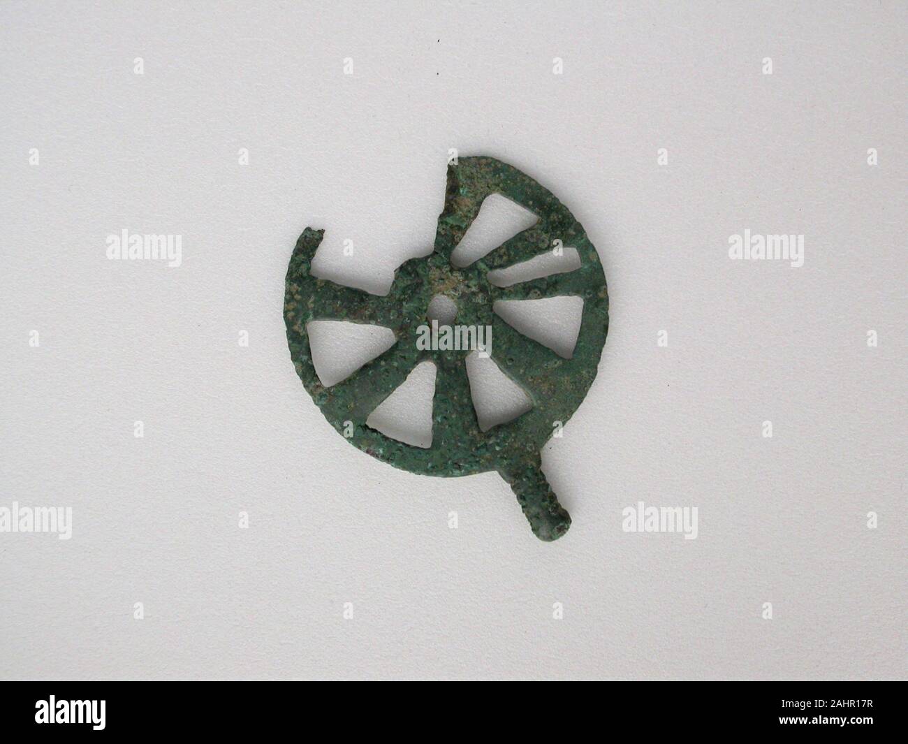 Le grec ancien. Disque avec bride. 800-600 av. J.-C.-B. La Thessalie. Ce bronze bronze précieux objet est une fête votive, ou don de piété, fait comme une offrande aux dieux. Ils viennent dans beaucoup de formes, comme les animaux, des perles et des broches. Une fois que beaucoup ne semblent pas avoir été attaché à quelque chose d'autre. Lampions étaient accrochés des arbres sacrés ou placés dans les sanctuaires autour de la Grèce. Une fois qu'un culte était pleine, l'ont été solennellement enterré votives pour faire de la place pour plusieurs offres. Banque D'Images