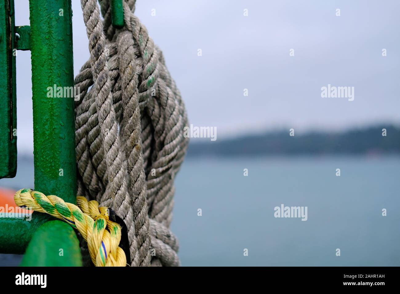 Corde noeud sur un rail métallique verte sur un ferry entre Bremerton et Seattle dans l'état de Washington, USA. Banque D'Images