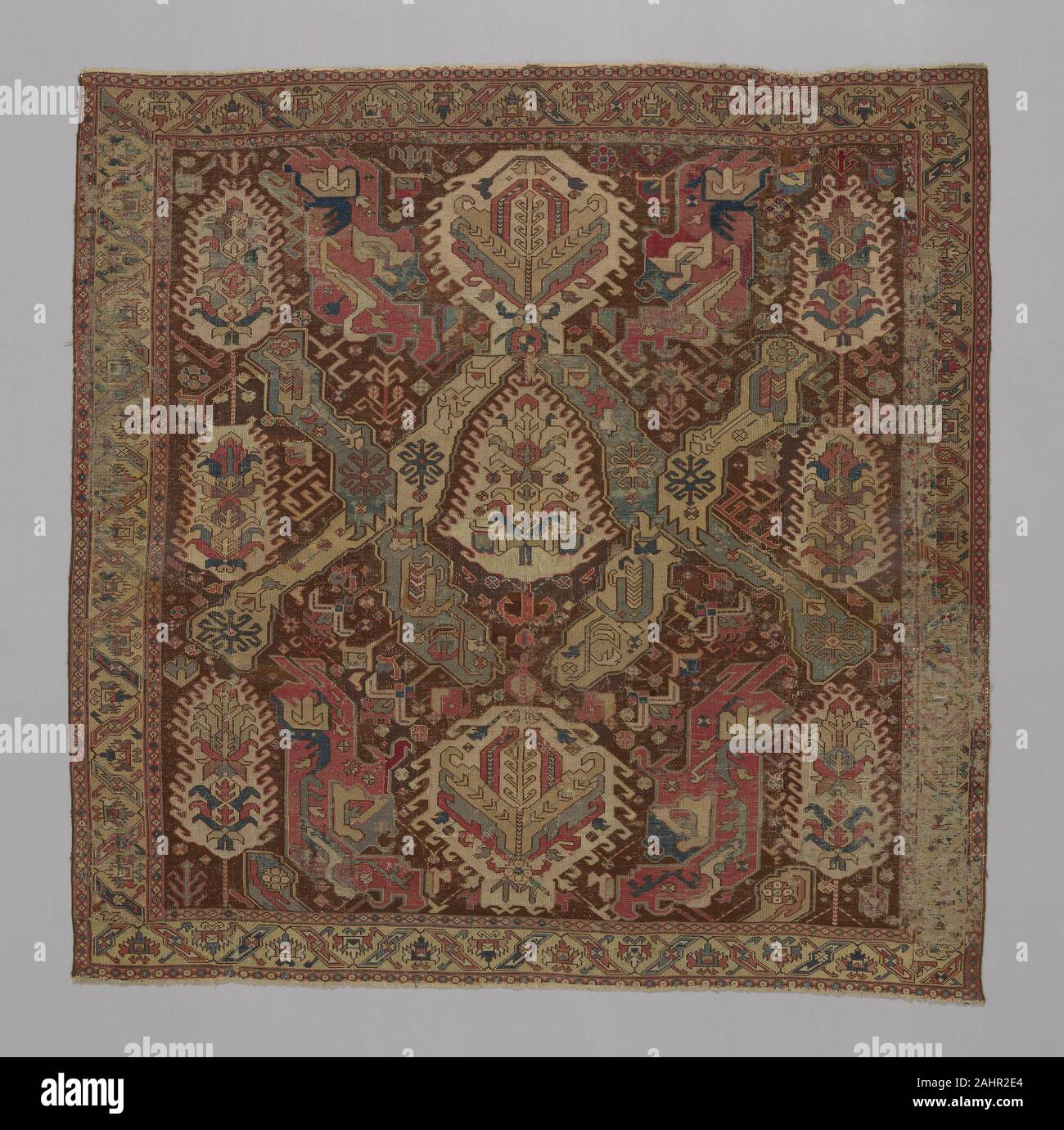 Tapis. 1750-1900. Caucase. La laine, tissage ordinaire avec des trames d'emballage supplémentaire formant coupés au moyen d'une technique connue sous le nom de "Ghiordès noeuds" Banque D'Images
