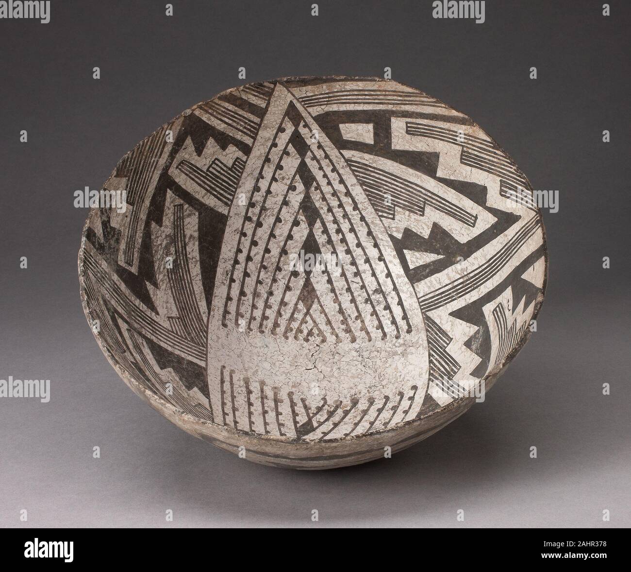 Pueblo (ancestrales) Anasazi. Bol avec grande zone de diamant intérieur avec des lignes pointillées et de diamants, et de l'imbrication des motifs à épaulement. AD 900-1450. Le Nouveau Mexique. Pigment et céramique Banque D'Images