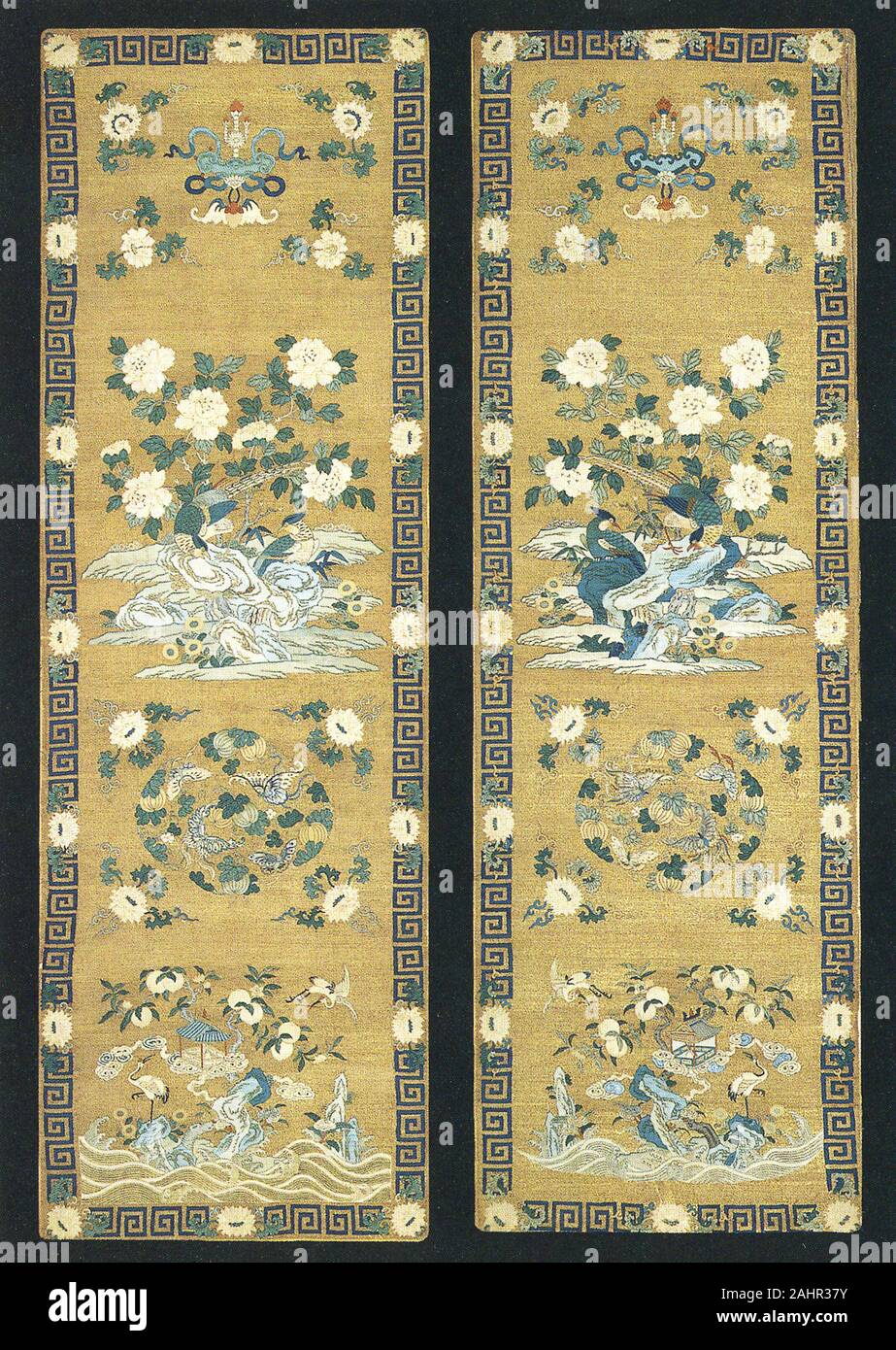 Paire de panneaux de président. 1675-1725. La Chine. De feuilles d'or et de soie-sur-papier-peint-strip-enveloppé de soie, fente et tissage de la tapisserie d'aronde unique détails peints ; Banque D'Images
