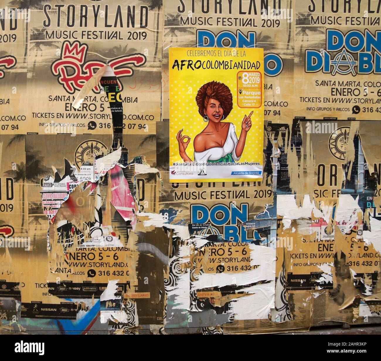 Assortiment de la publicité de l'événement affiché sur un mur extérieur de la Candelaria district de Bogota, Colombie Banque D'Images