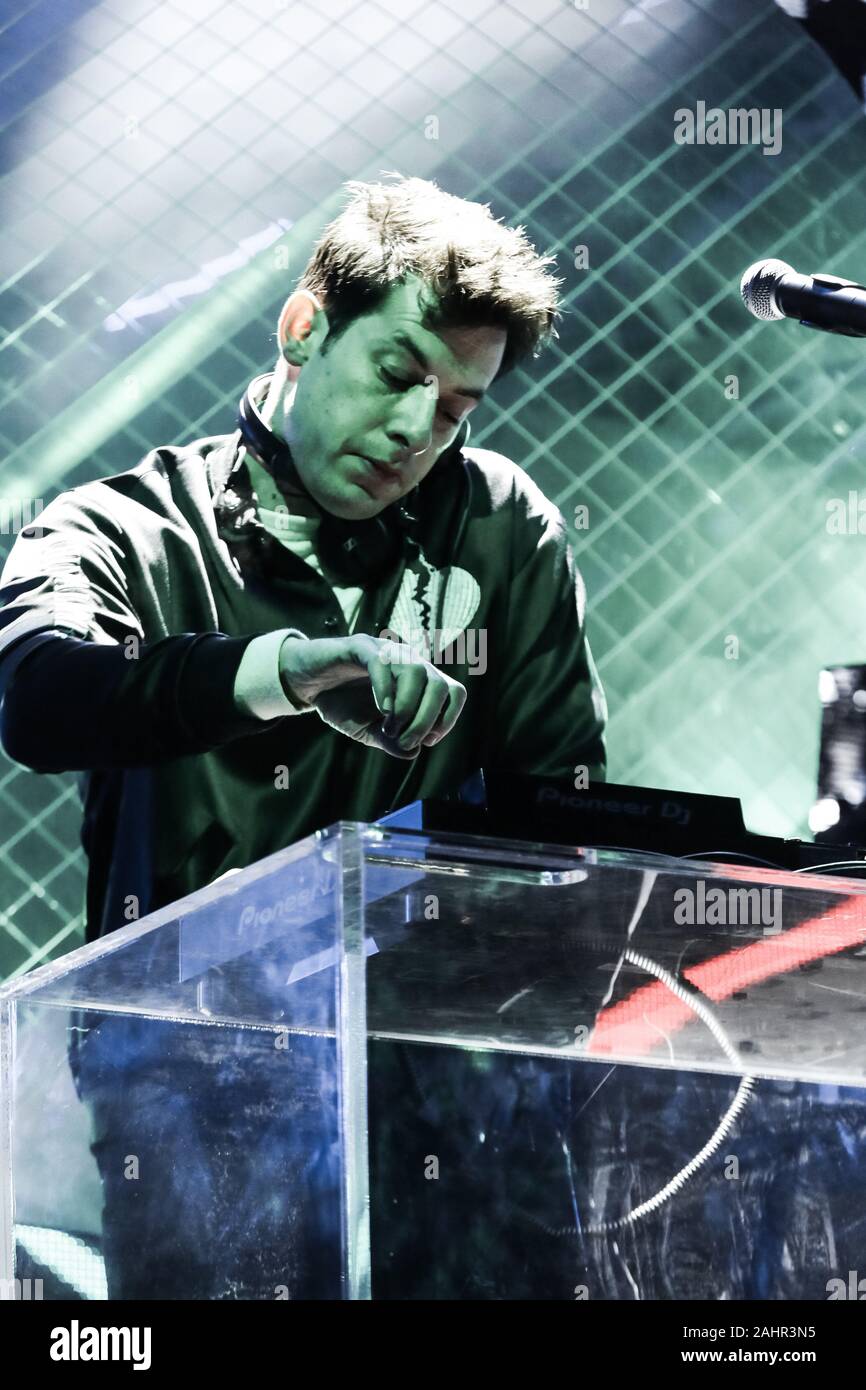 Edimbourg, Ecosse, 31e, Décembre 2019,. Le célèbre DJ et producteur Mark Ronson, l'hôte d'une partie massive de sonner en 2020 dans la capitale de l'Écosse, marquant la première fois qu'un DJ n'a jamais été la vedette de l'Edinburgh Hogmanay. Crédit : Brian Wilson/Alamy Live News. Banque D'Images
