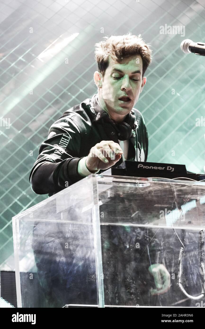 Edimbourg, Ecosse, 31e, Décembre 2019,. Le célèbre DJ et producteur Mark Ronson, l'hôte d'une partie massive de sonner en 2020 dans la capitale de l'Écosse, marquant la première fois qu'un DJ n'a jamais été la vedette de l'Edinburgh Hogmanay. Crédit : Brian Wilson/Alamy Live News. Banque D'Images