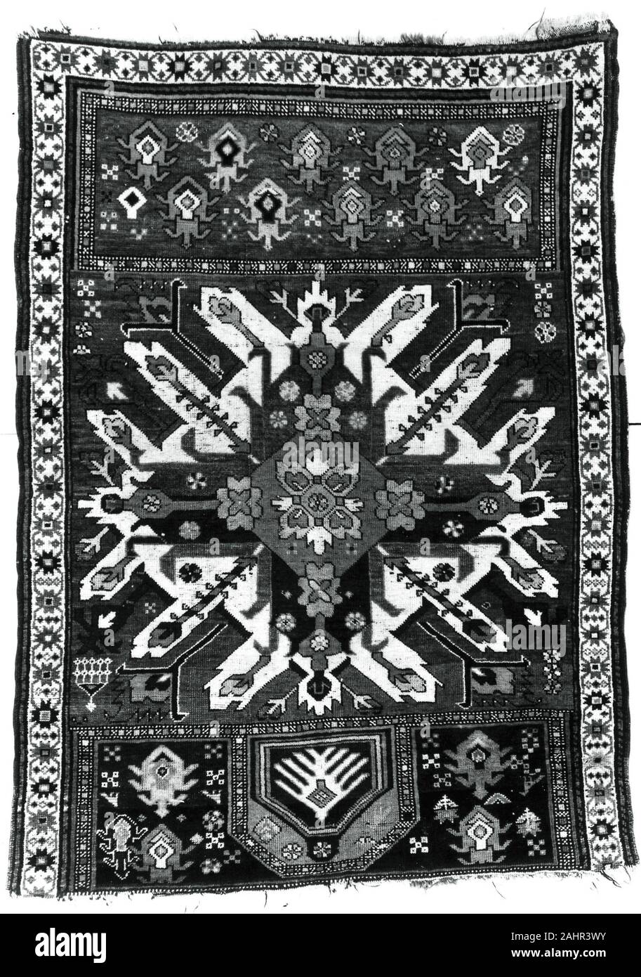 Tapis de prière du Karabagh. 1875-1900. Caucase. La laine, tissage ordinaire avec des trames d'emballage supplémentaire faisant couper pile solide grâce à une technique connue sous le nom de Ghiordès noeuds Banque D'Images