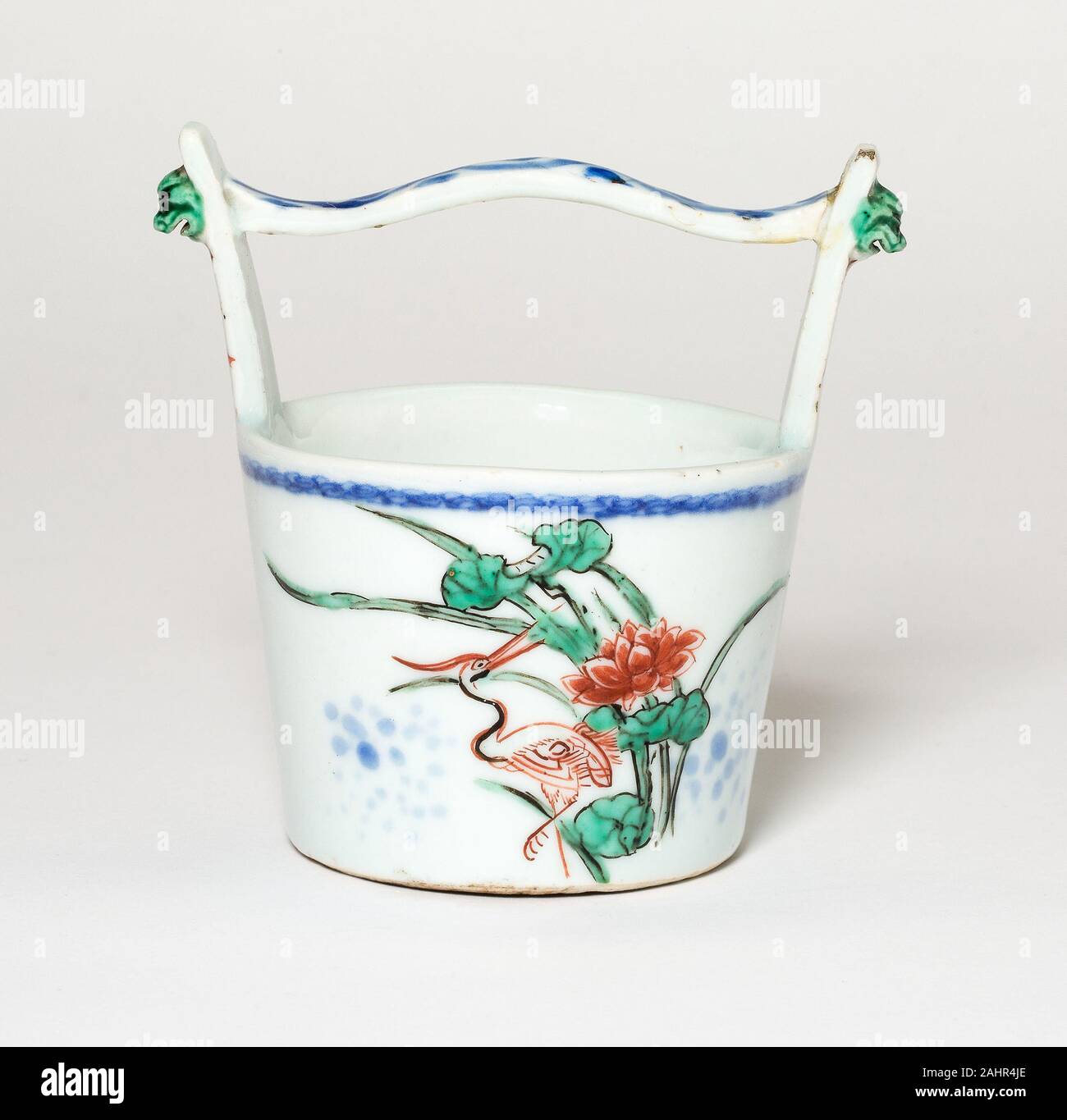 Godet d'eau miniature avec des oiseaux par des fleurs de lotus. 1425-1435. La Chine. Avec la porcelaine et l'émail bleu sous glaçure overglaze décoration Banque D'Images