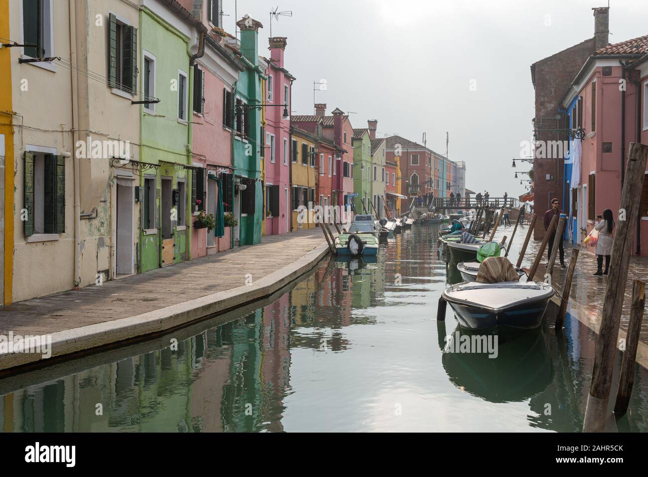 Canal et maisons colorées dans l'île de Burano, Venise, Italie Banque D'Images
