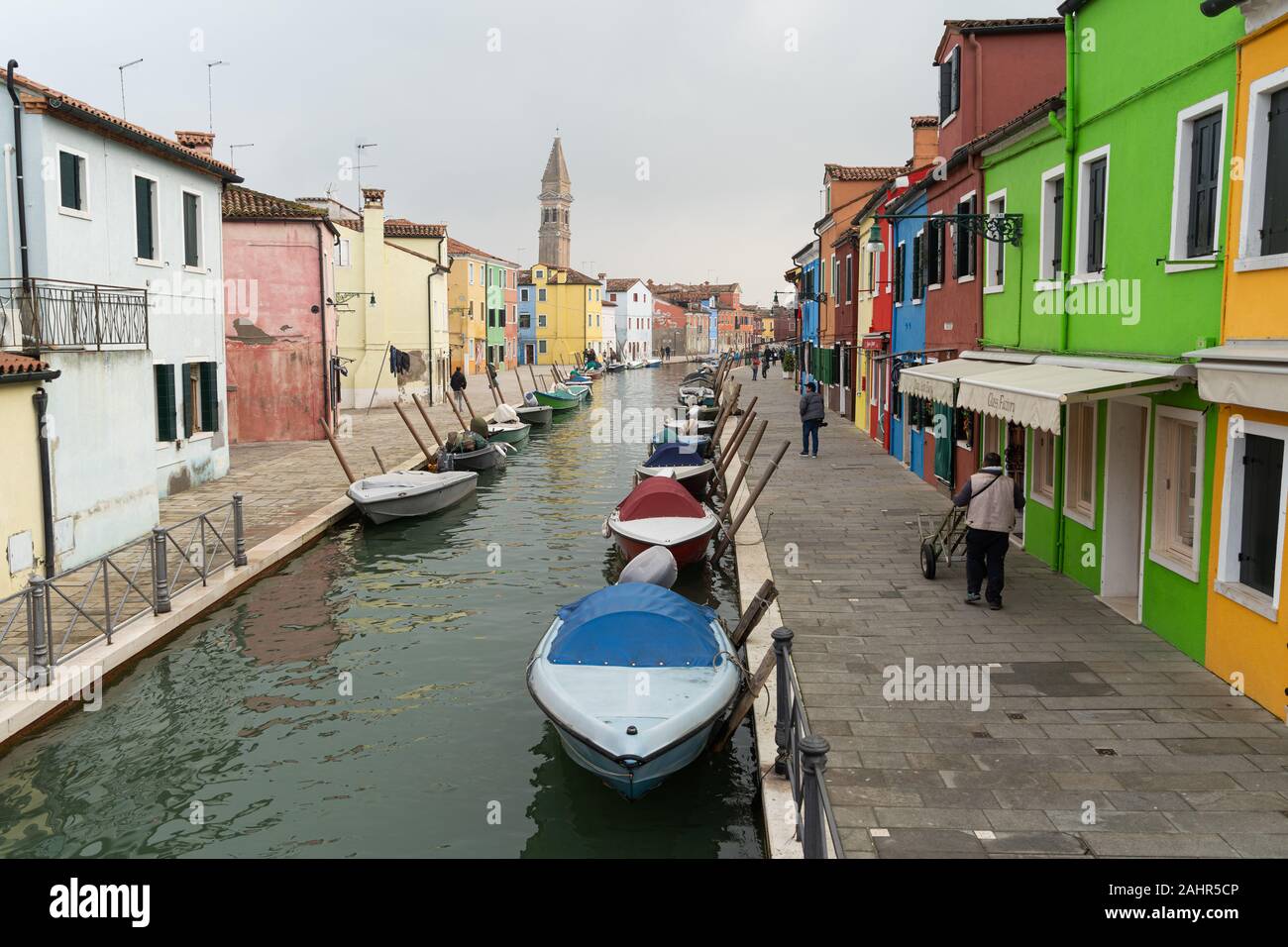 Canal et maisons colorées dans l'île de Burano, Venise, Italie Banque D'Images