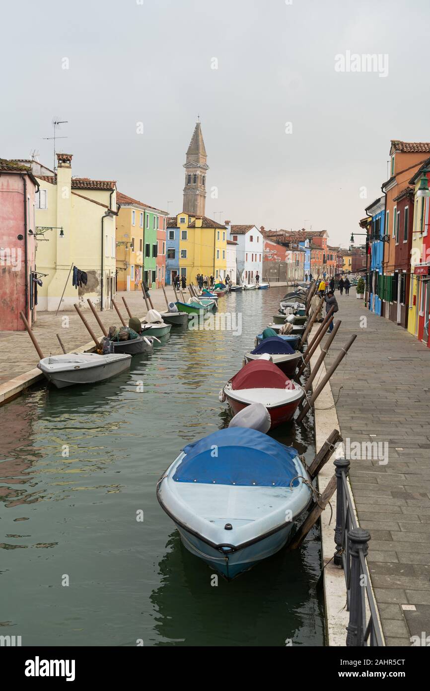 Canal et maisons colorées dans l'île de Burano, Venise, Italie Banque D'Images