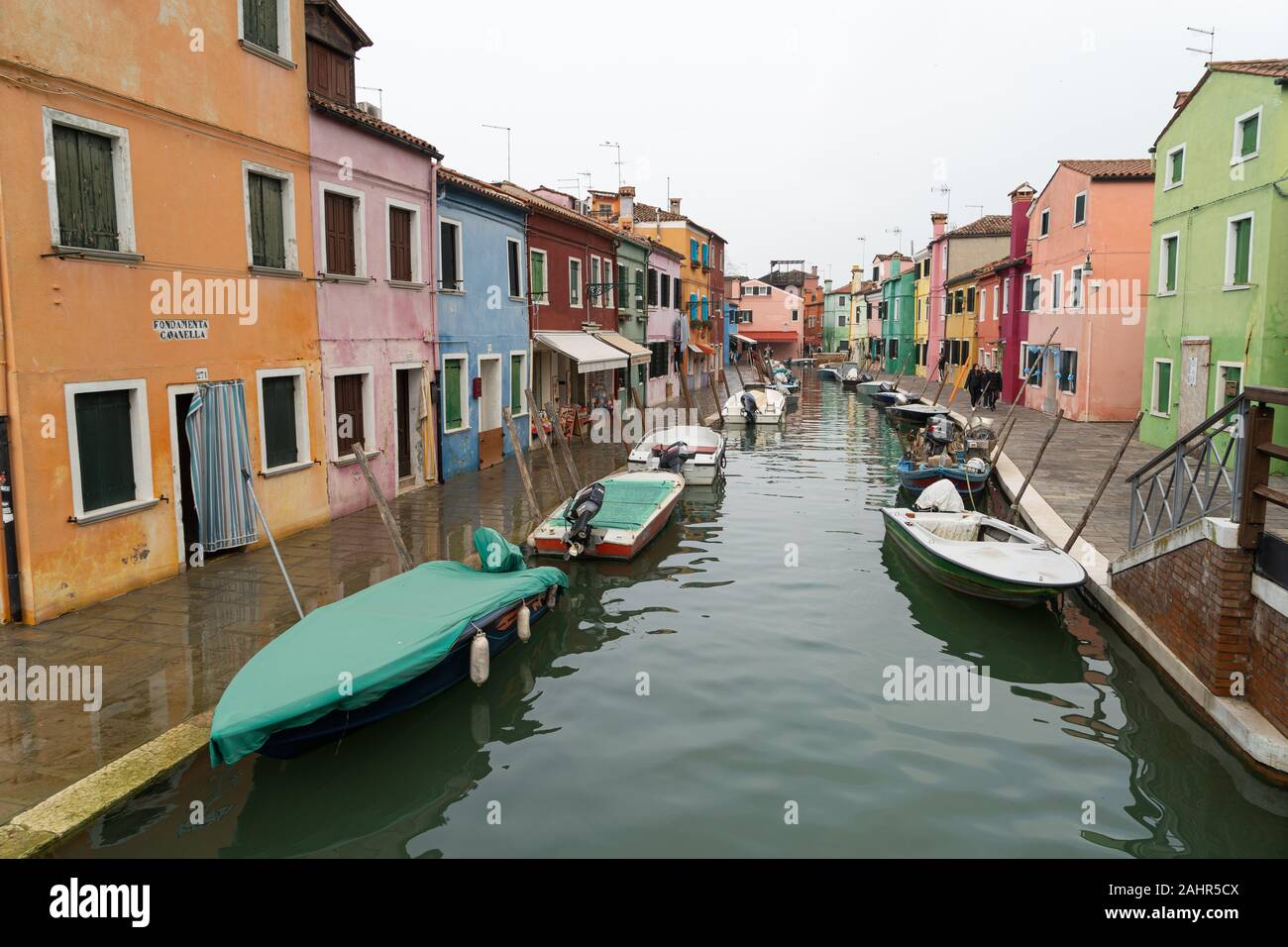 Canal et maisons colorées dans l'île de Burano, Venise, Italie Banque D'Images