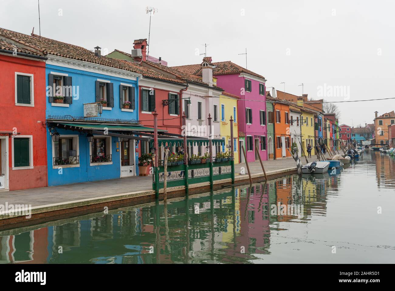 Canal et maisons colorées dans l'île de Burano, Venise, Italie Banque D'Images