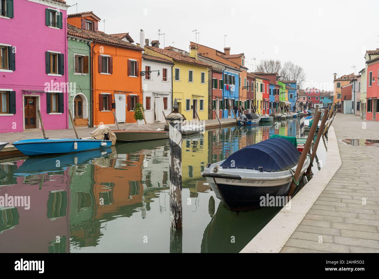 Canal et maisons colorées dans l'île de Burano, Venise, Italie Banque D'Images