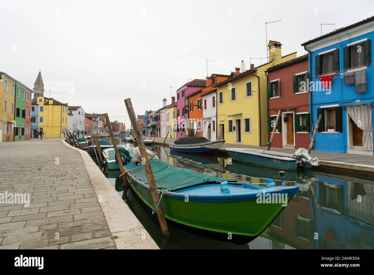 Canal et maisons colorées dans l'île de Burano, Venise, Italie Banque D'Images
