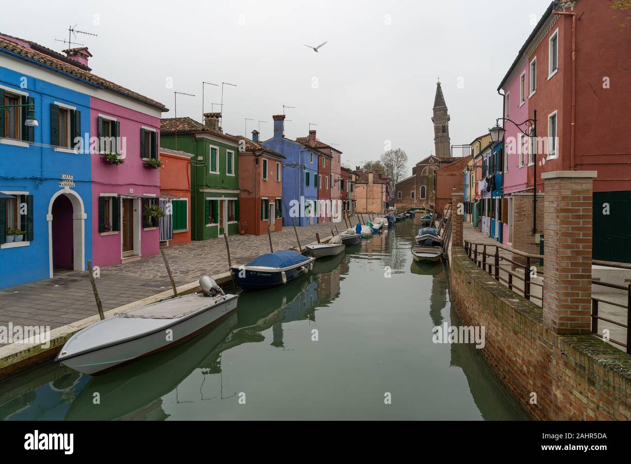 Canal et maisons colorées dans l'île de Burano, Venise, Italie Banque D'Images