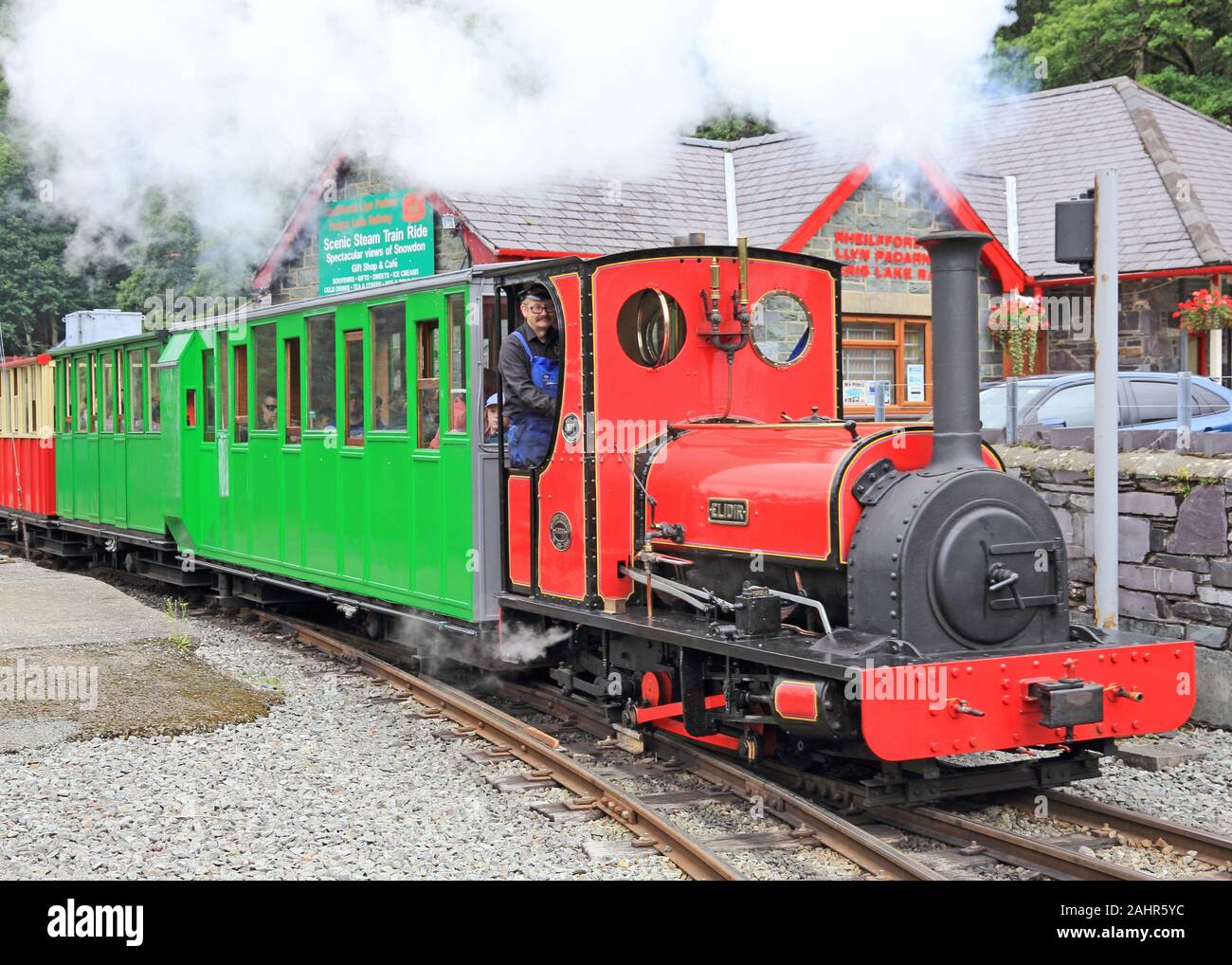 Machine à vapeur ,Elidir, et des voitures sur le lac Padarn Railway, Llanberis Banque D'Images