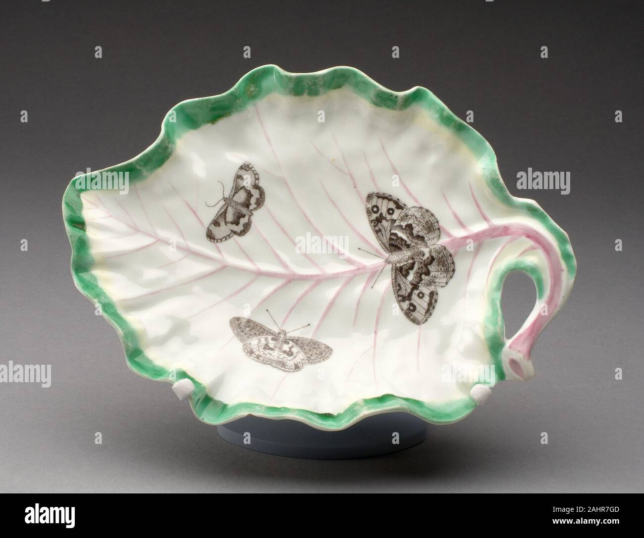 Royal Worcester Porcelain Company (fabricant). Plat de feuille de tabac. 1755-1765. Worcester. Soft-coller avec porcelaine émaux polychromes Banque D'Images Royal Worcester Porcelain Company (fabricant). Plat de feuille de tabac. 1755-1765. Worcester. Soft-coller avec porcelaine émaux polychromes Banque D'Images