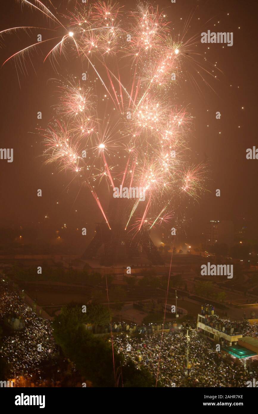 Lahore, Pakistan. 06Th Jan, 2020. Une belle vue imprenable sur le feu d'artifice le ciel au-dessus de l'icône, de la Tour Eiffel (réplique) à Bahria Town à Lahore pendant les célébrations du Nouvel An. Conformément à sa tradition, la Bahria Town est l'organisation de fêtes de fin d'année en même temps à l'icône de Bahria Town, Eiffel Tower at Bahria Town Lahore. (Photo par Rana Sajid Hussain/Pacific Press) Credit : Pacific Press Agency/Alamy Live News Banque D'Images