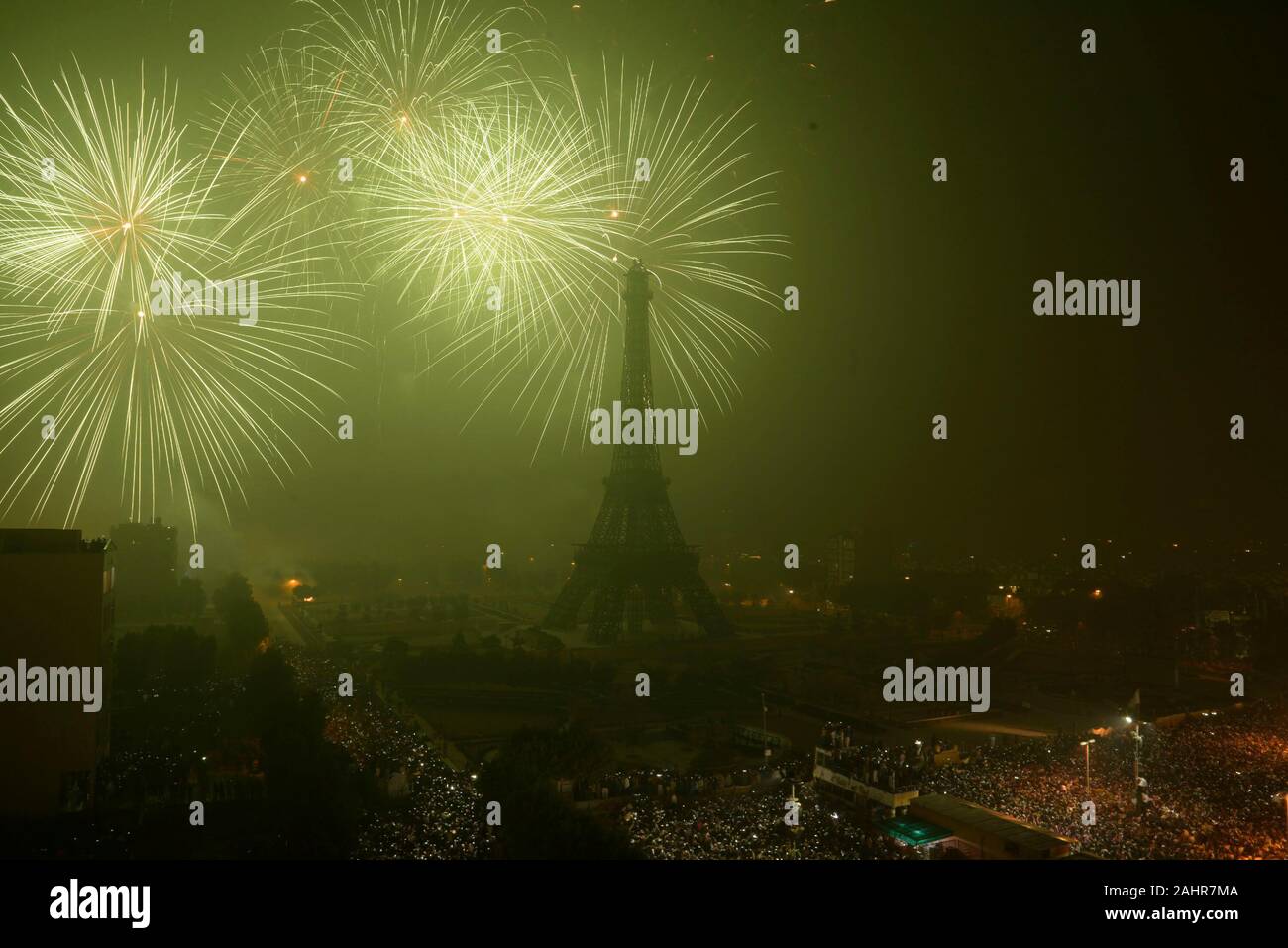Lahore, Pakistan. 06Th Jan, 2020. Une belle vue imprenable sur le feu d'artifice le ciel au-dessus de l'icône, de la Tour Eiffel (réplique) à Bahria Town à Lahore pendant les célébrations du Nouvel An. Conformément à sa tradition, la Bahria Town est l'organisation de fêtes de fin d'année en même temps à l'icône de Bahria Town, Eiffel Tower at Bahria Town Lahore. (Photo par Rana Sajid Hussain/Pacific Press) Credit : Pacific Press Agency/Alamy Live News Banque D'Images