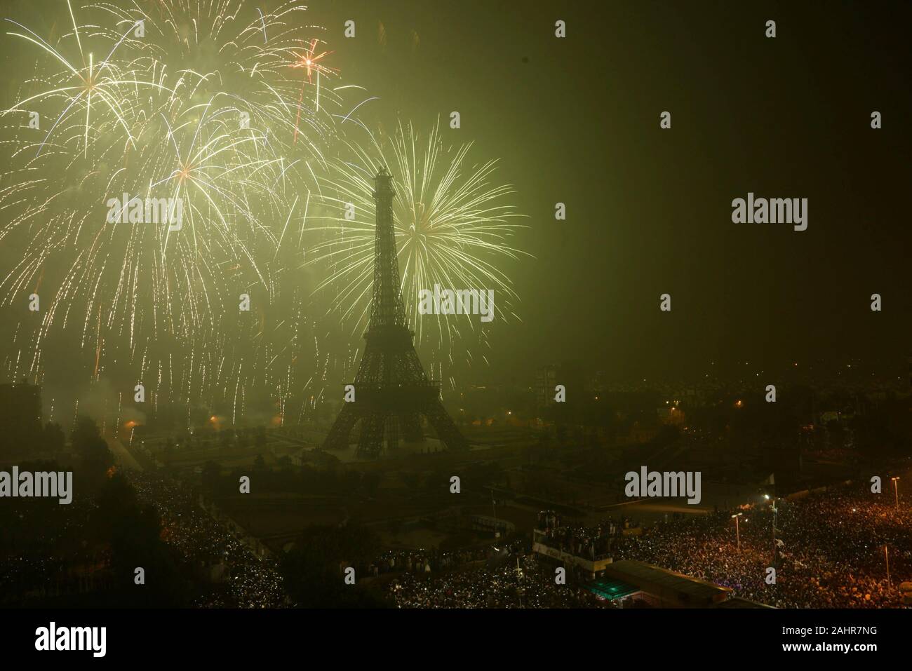 Lahore, Pakistan. 06Th Jan, 2020. Une belle vue imprenable sur le feu d'artifice le ciel au-dessus de l'icône, de la Tour Eiffel (réplique) à Bahria Town à Lahore pendant les célébrations du Nouvel An. Conformément à sa tradition, la Bahria Town est l'organisation de fêtes de fin d'année en même temps à l'icône de Bahria Town, Eiffel Tower at Bahria Town Lahore. (Photo par Rana Sajid Hussain/Pacific Press) Credit : Pacific Press Agency/Alamy Live News Banque D'Images