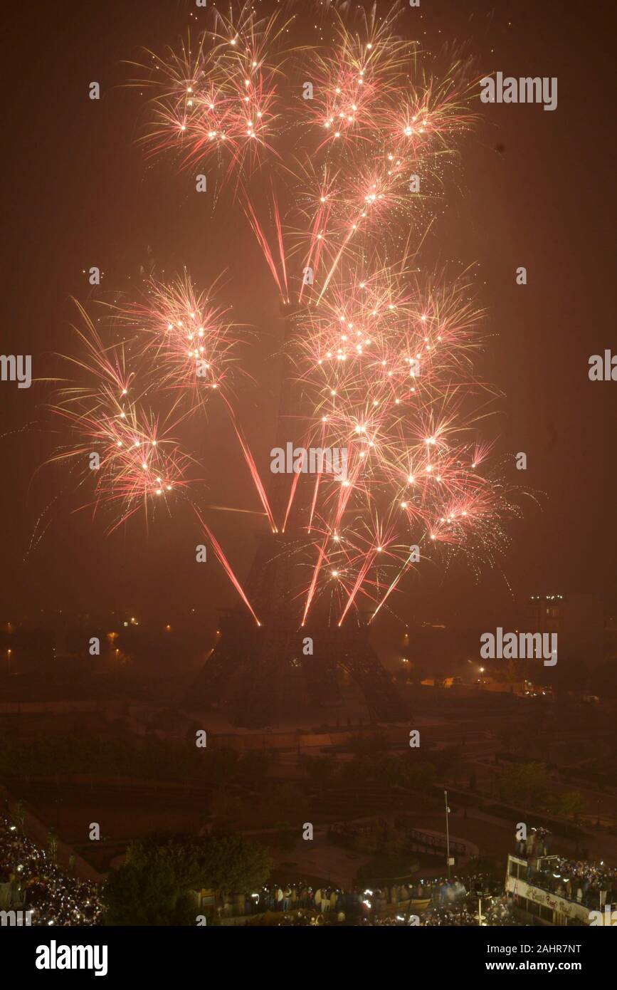 Lahore, Pakistan. 06Th Jan, 2020. Une belle vue imprenable sur le feu d'artifice le ciel au-dessus de l'icône, de la Tour Eiffel (réplique) à Bahria Town à Lahore pendant les célébrations du Nouvel An. Conformément à sa tradition, la Bahria Town est l'organisation de fêtes de fin d'année en même temps à l'icône de Bahria Town, Eiffel Tower at Bahria Town Lahore. (Photo par Rana Sajid Hussain/Pacific Press) Credit : Pacific Press Agency/Alamy Live News Banque D'Images