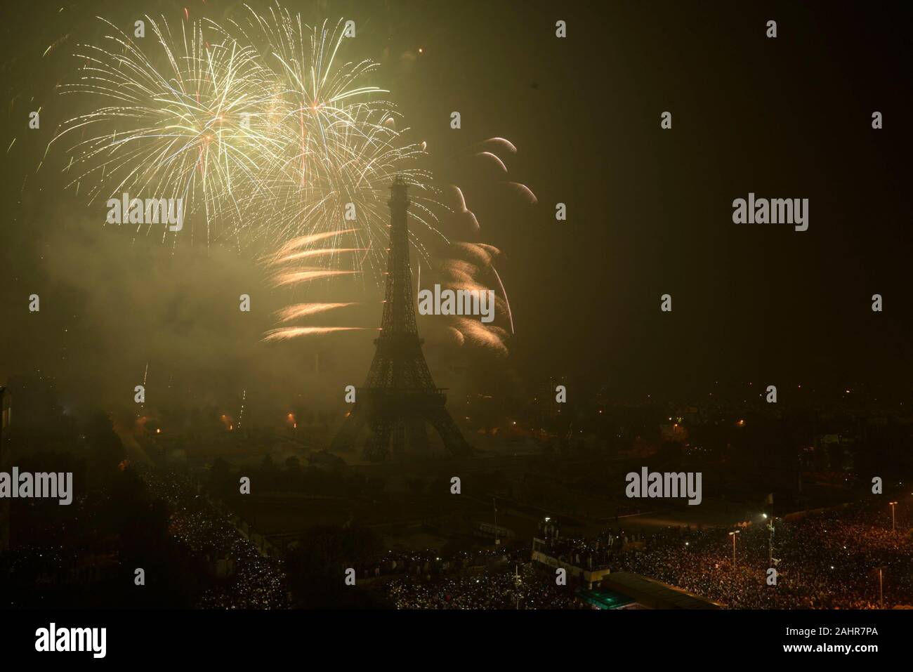 Lahore, Pakistan. 06Th Jan, 2020. Une belle vue imprenable sur le feu d'artifice le ciel au-dessus de l'icône, de la Tour Eiffel (réplique) à Bahria Town à Lahore pendant les célébrations du Nouvel An. Conformément à sa tradition, la Bahria Town est l'organisation de fêtes de fin d'année en même temps à l'icône de Bahria Town, Eiffel Tower at Bahria Town Lahore. (Photo par Rana Sajid Hussain/Pacific Press) Credit : Pacific Press Agency/Alamy Live News Banque D'Images