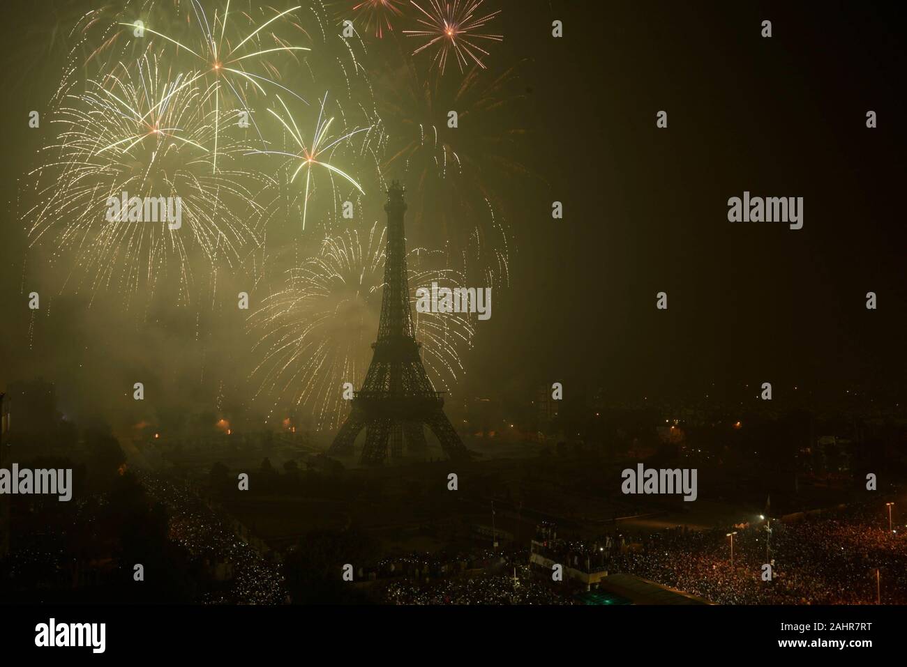 Lahore, Pakistan. 06Th Jan, 2020. Une belle vue imprenable sur le feu d'artifice le ciel au-dessus de l'icône, de la Tour Eiffel (réplique) à Bahria Town à Lahore pendant les célébrations du Nouvel An. Conformément à sa tradition, la Bahria Town est l'organisation de fêtes de fin d'année en même temps à l'icône de Bahria Town, Eiffel Tower at Bahria Town Lahore. (Photo par Rana Sajid Hussain/Pacific Press) Credit : Pacific Press Agency/Alamy Live News Banque D'Images