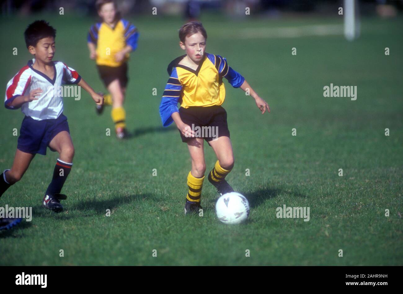 Les JEUNES EN COURS DE JEU DE SOCCER, de l'Australie. Banque D'Images