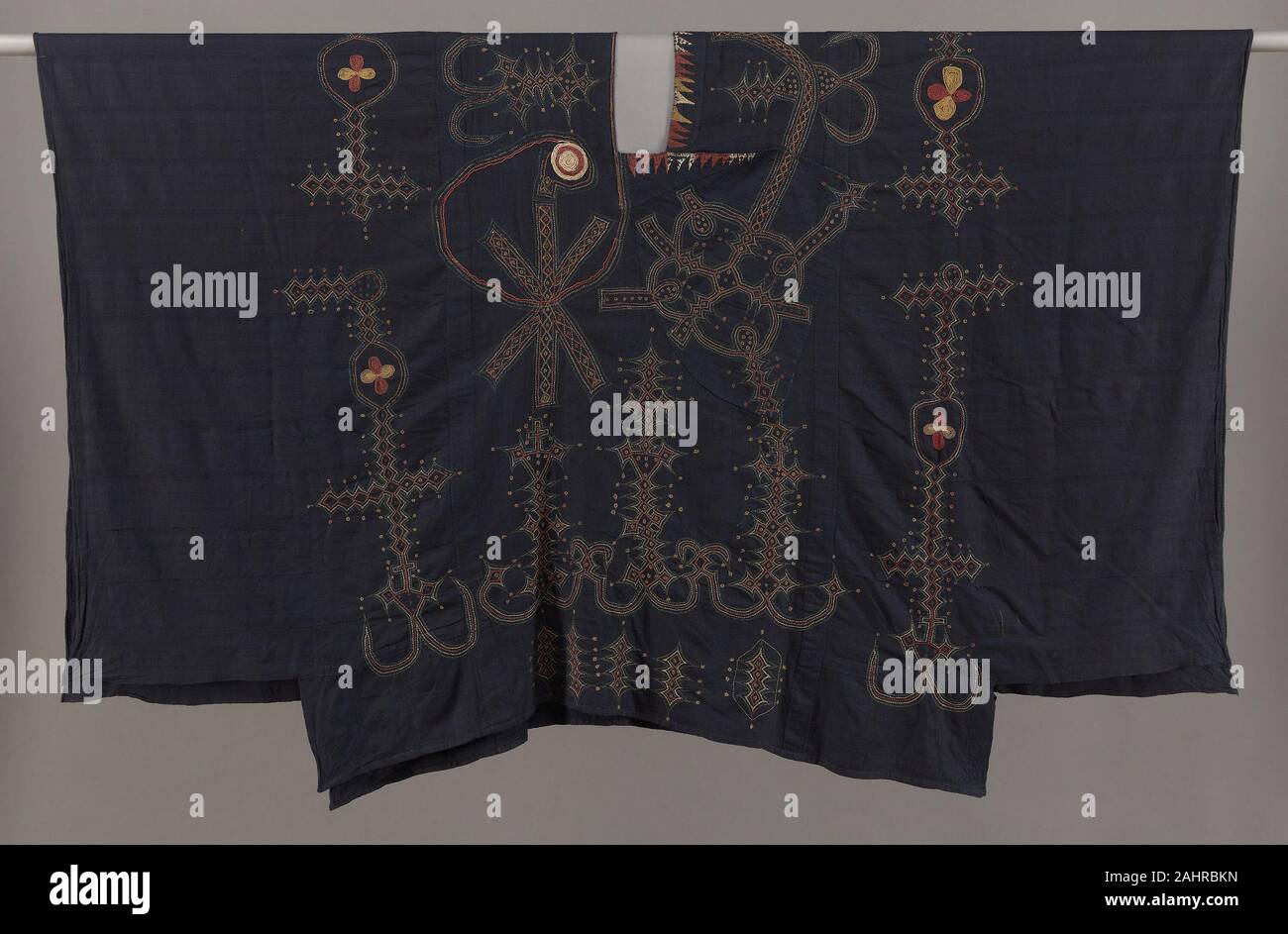 Soninké. Lomasa Robe (Boubou). 1875-1900. Le Sénégal. Laine filée main coton, teinture à l'indigo ; soie polychrome et le coton ; tissage, broderie main de ce type de robe a été portée par les chefs, des dignitaires, des émirs, et d'autres hauts hommes en 19e siècle l'Afrique de l'Ouest. Il a marqué le comité permanent du porteur et de prestige, et aussi l'a identifié comme un musulman. Les motifs ont été généralement conçus talismanique et cousues par les érudits du Coran qui trouve son inspiration dans les textes arabes. Les femmes soninké plus pratiquer ces styles de broderie et de techniques de teinture indigo, qui ont eu des répercussions sur les traditions de tissage d'une vaste région au nord Banque D'Images