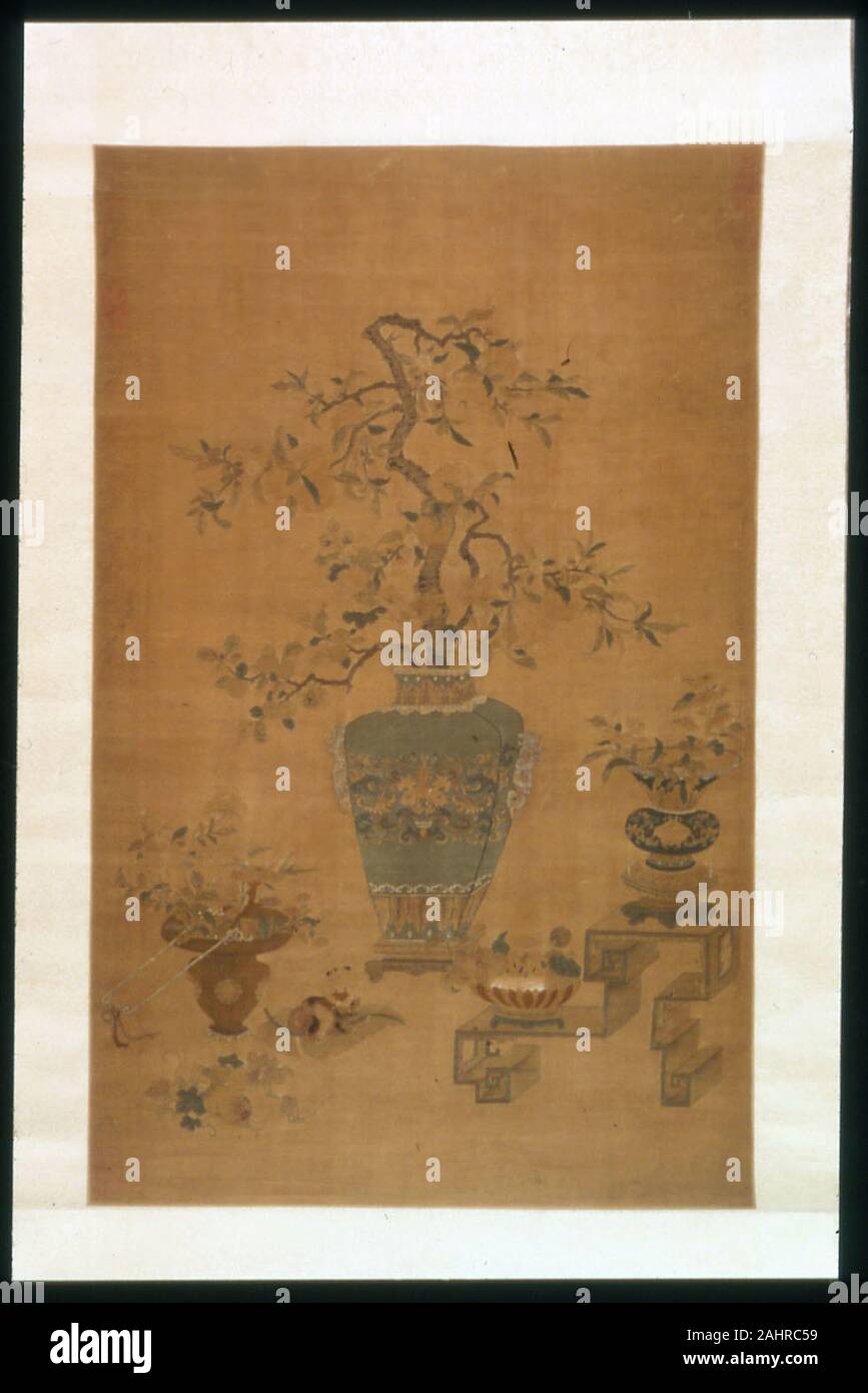 Hanging Scroll (ameublement). 1801-1850. La Chine. De feuilles d'or et de soie-sur-papier-peint-strip-enveloppé de soie, fente et tissage de la tapisserie d'aronde unique avec des trames entrelacées décrivant des détails peints ; montage ; la soie, tissu damassé satiné 41 ; le bord extérieur de la soie de montage, à armure toile et soie enveloppe extérieure ; Or-sur-papier-peint-strip-enveloppé de soie, warp-float face 61 brocading armure satin avec des trames supplémentaires liés dans un entrelacs de soie, l'enrubanneuse intérieure ; tissage ordinaire ; faites défiler en bois se termine Banque D'Images