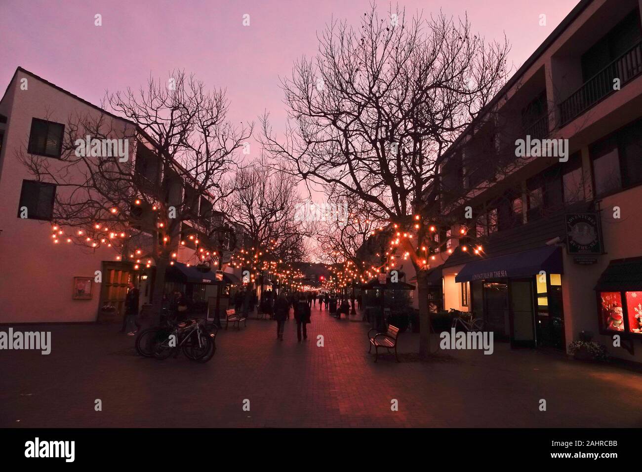Monterey, Californie, USA 31 décembre 2019 Scènes de la fête du Nouvel An défilé dans Alvarado Street dans le centre historique de la ville de Monterey. Banque D'Images