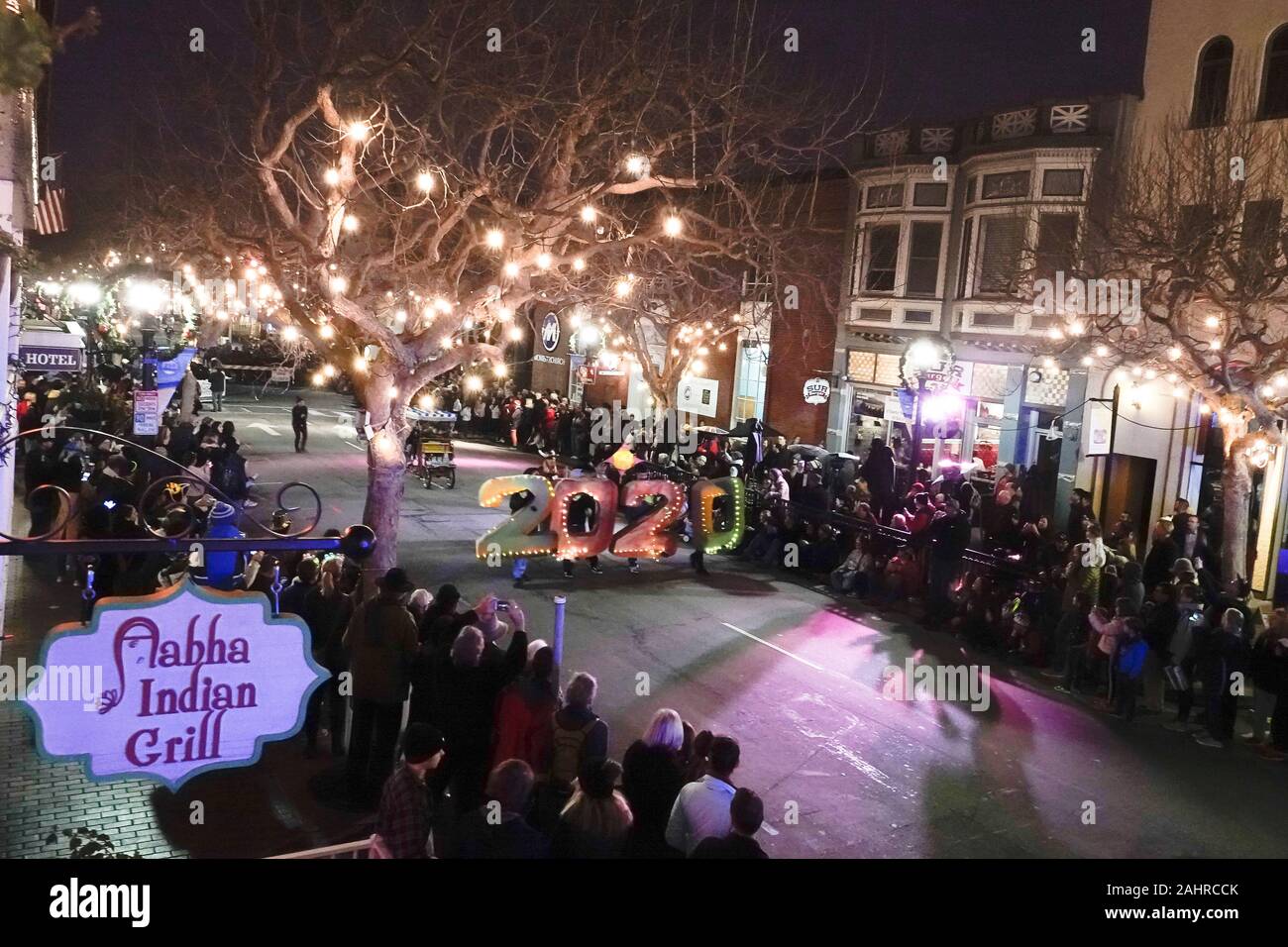 Monterey, Californie, USA 31 décembre 2019 Scènes de la fête du Nouvel An défilé dans Alvarado Street dans le centre historique de la ville de Monterey. Banque D'Images