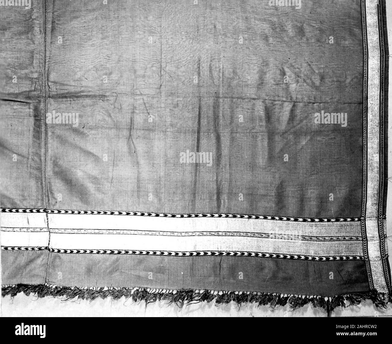 Châssis ou sarong. 1801-1900. L'Indonésie. Tissu lisse avec des bordures en tissu à armure sergé et composé de soie rouge tissé ; avec l'or et de soie de couleur frontières Banque D'Images