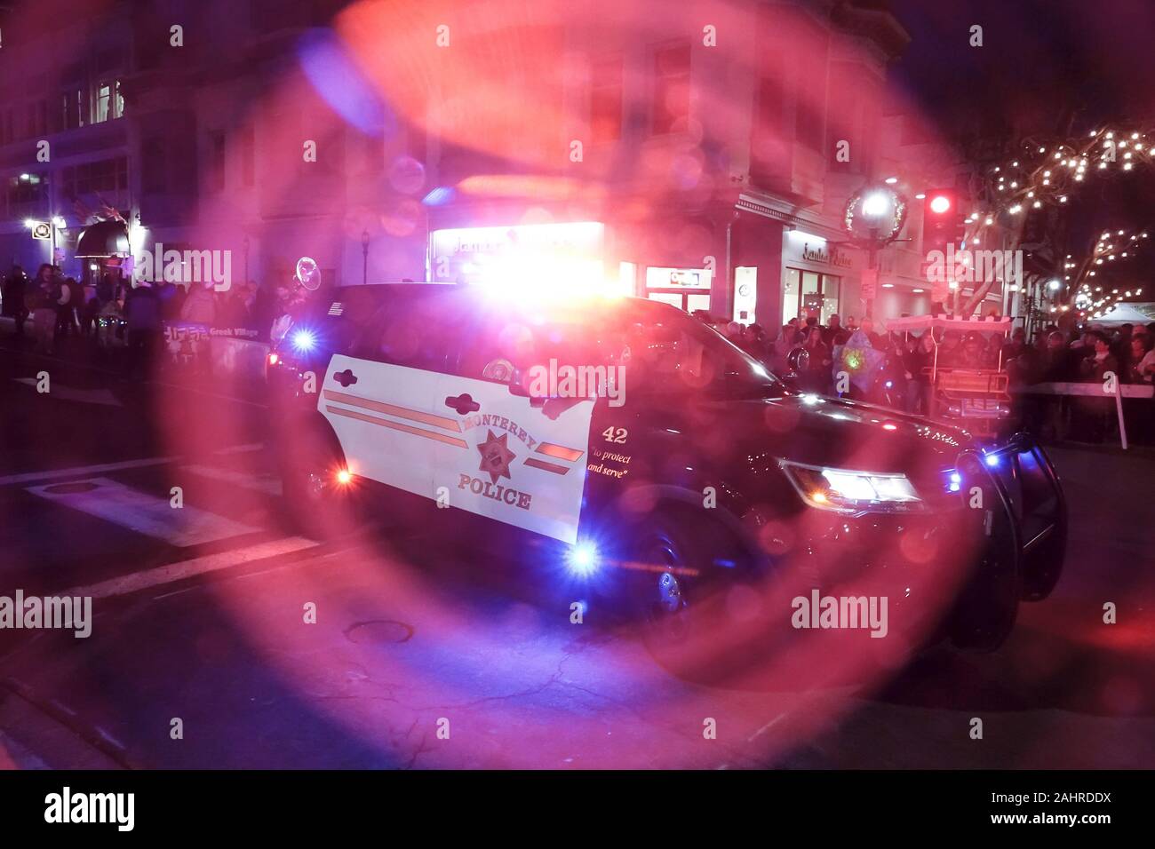 Monterey, Californie, USA 31 décembre 2019 Scènes de la fête du Nouvel An défilé dans Alvarado Street dans le centre historique de la ville de Monterey. Sur le stand par la police. Banque D'Images